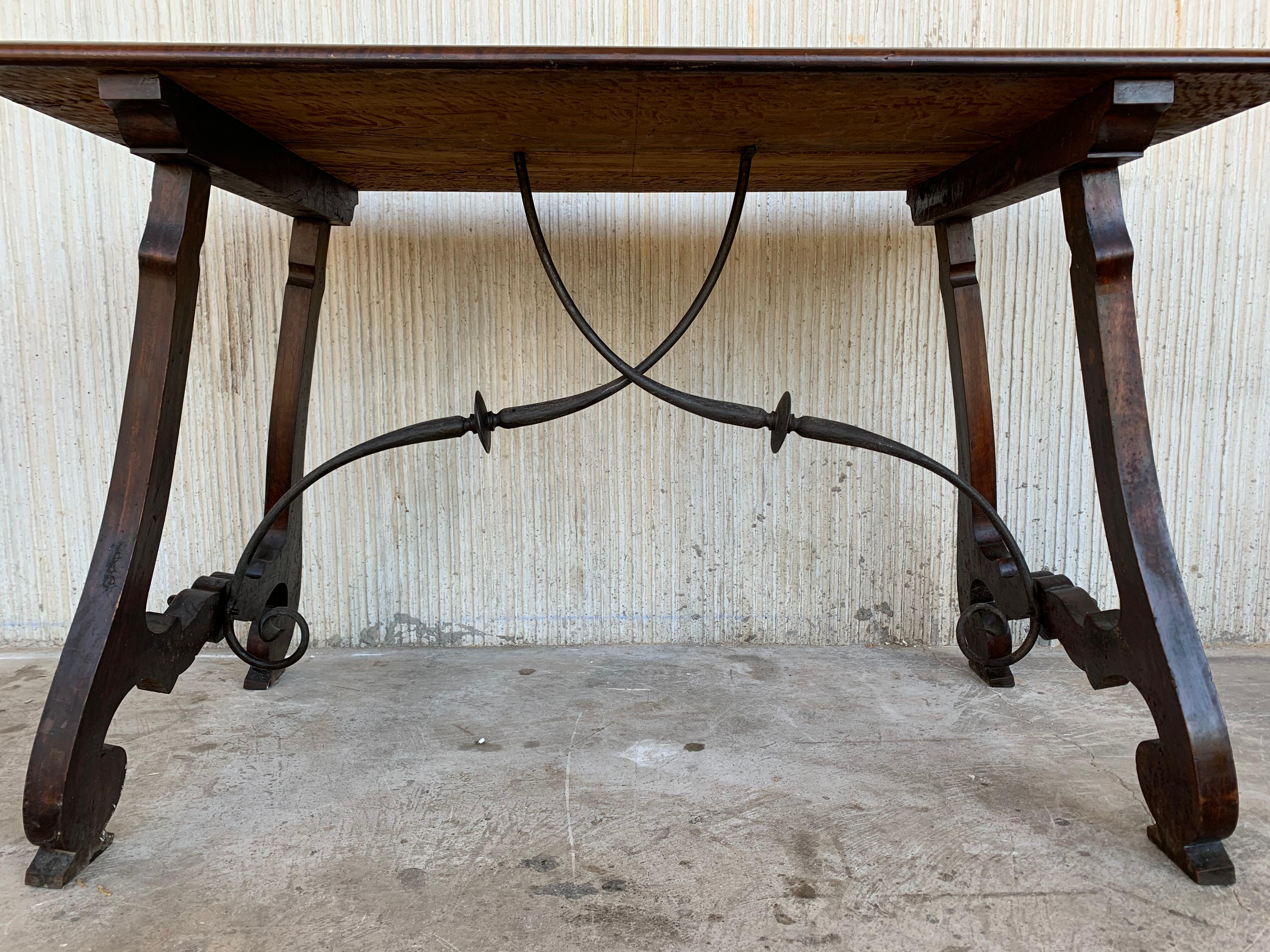 Table de réfectoire espagnole du 18ème siècle avec pieds en forme de lyre et traverse en fer extensible en vente 2