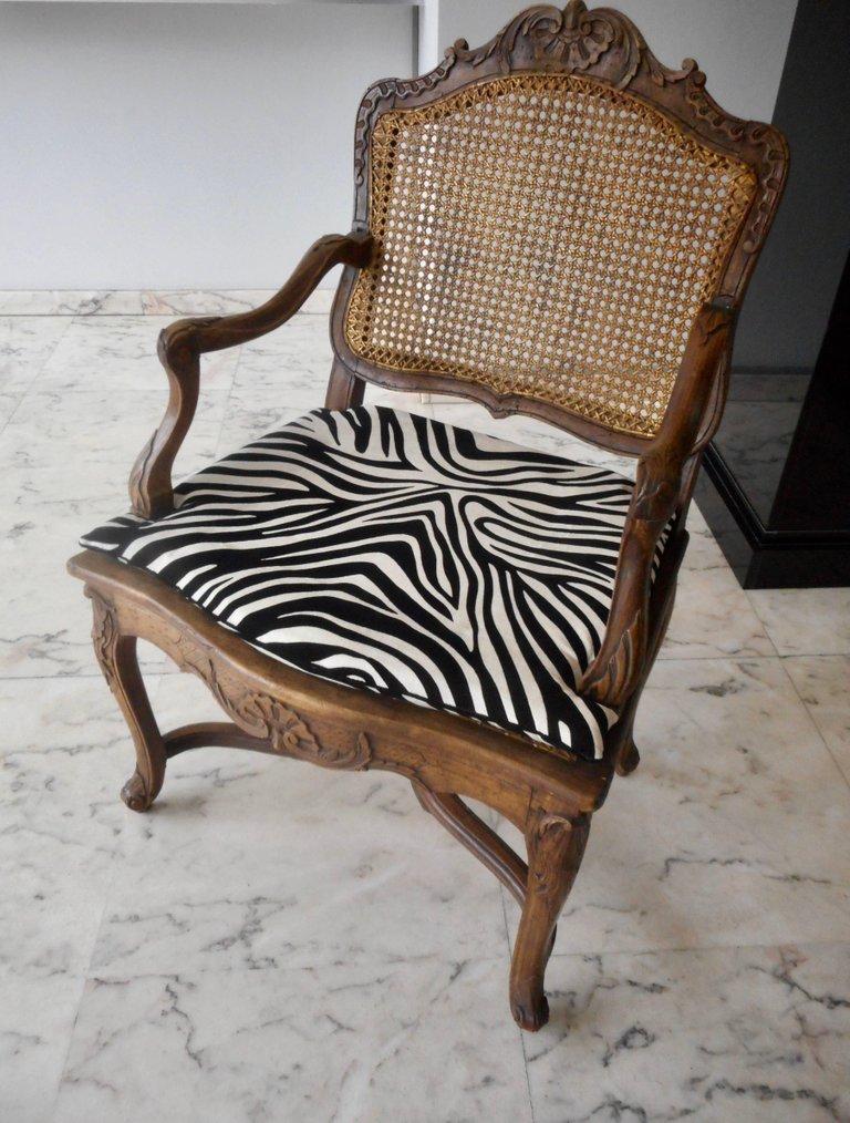 Carved walnut, caned back and seat. Zebra pattern fabric cushions (Lelièvre France). Fine natural patina, 18th century period.