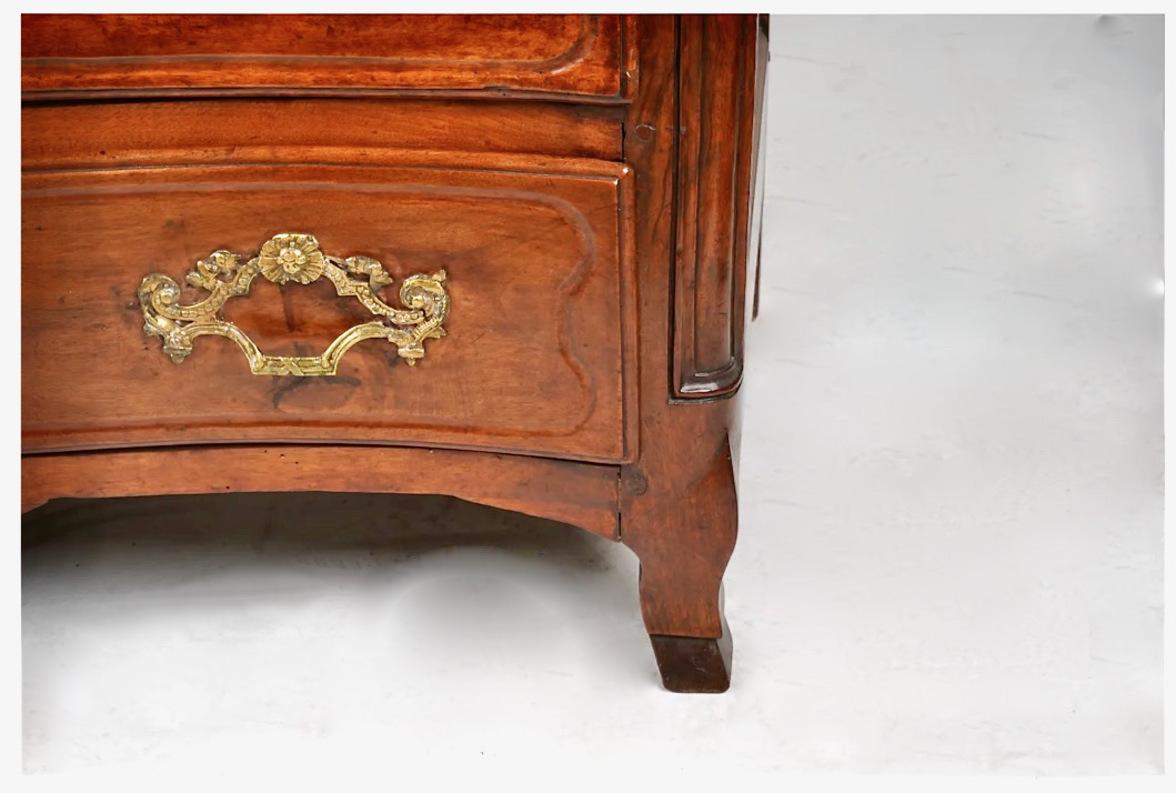 18th Century Regence Provincial Commode In Good Condition For Sale In Pasadena, CA