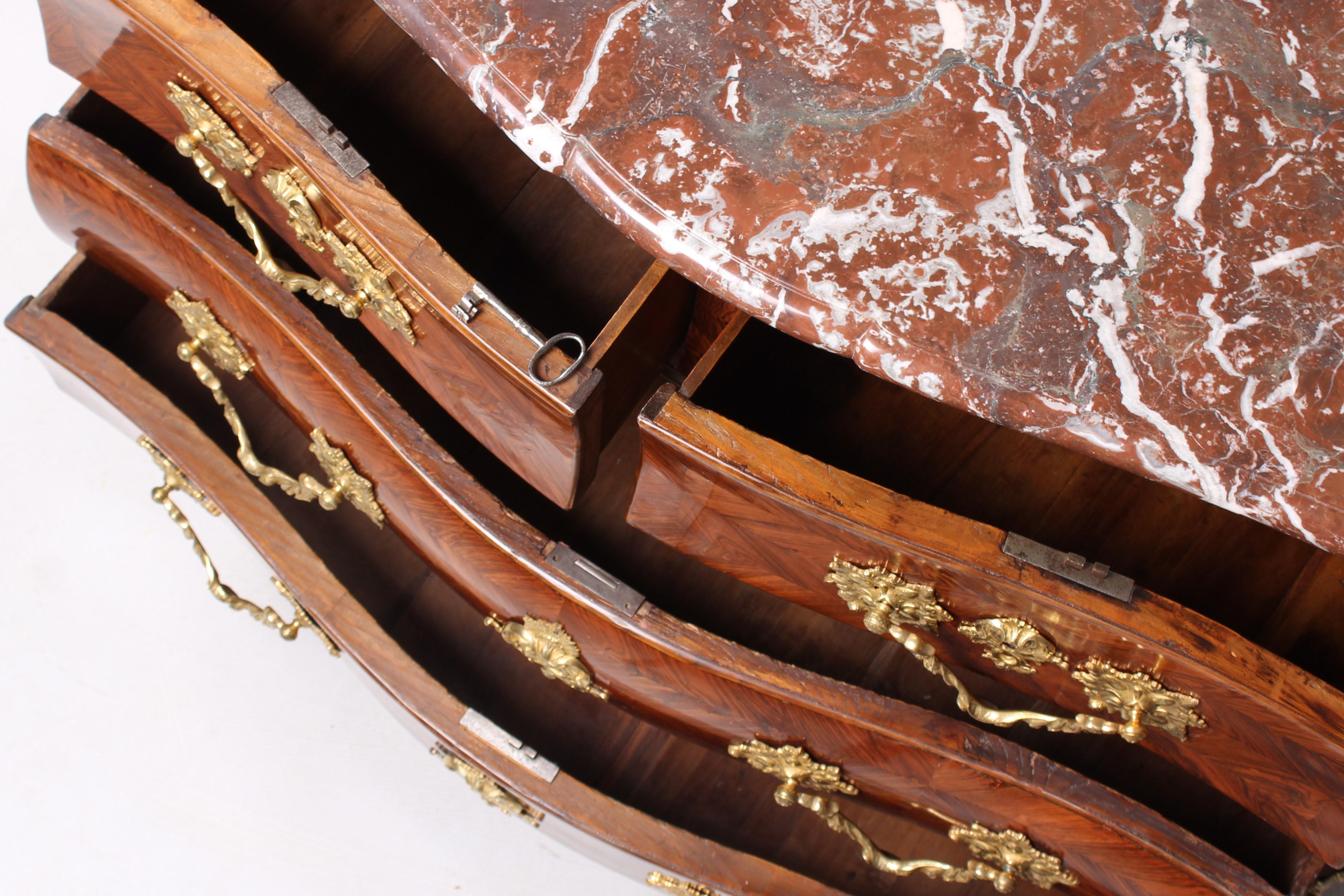 Cassettone Regence del XVIII secolo - Luigi XV, legno di palissandro, Francia, circa 1730 in vendita 6
