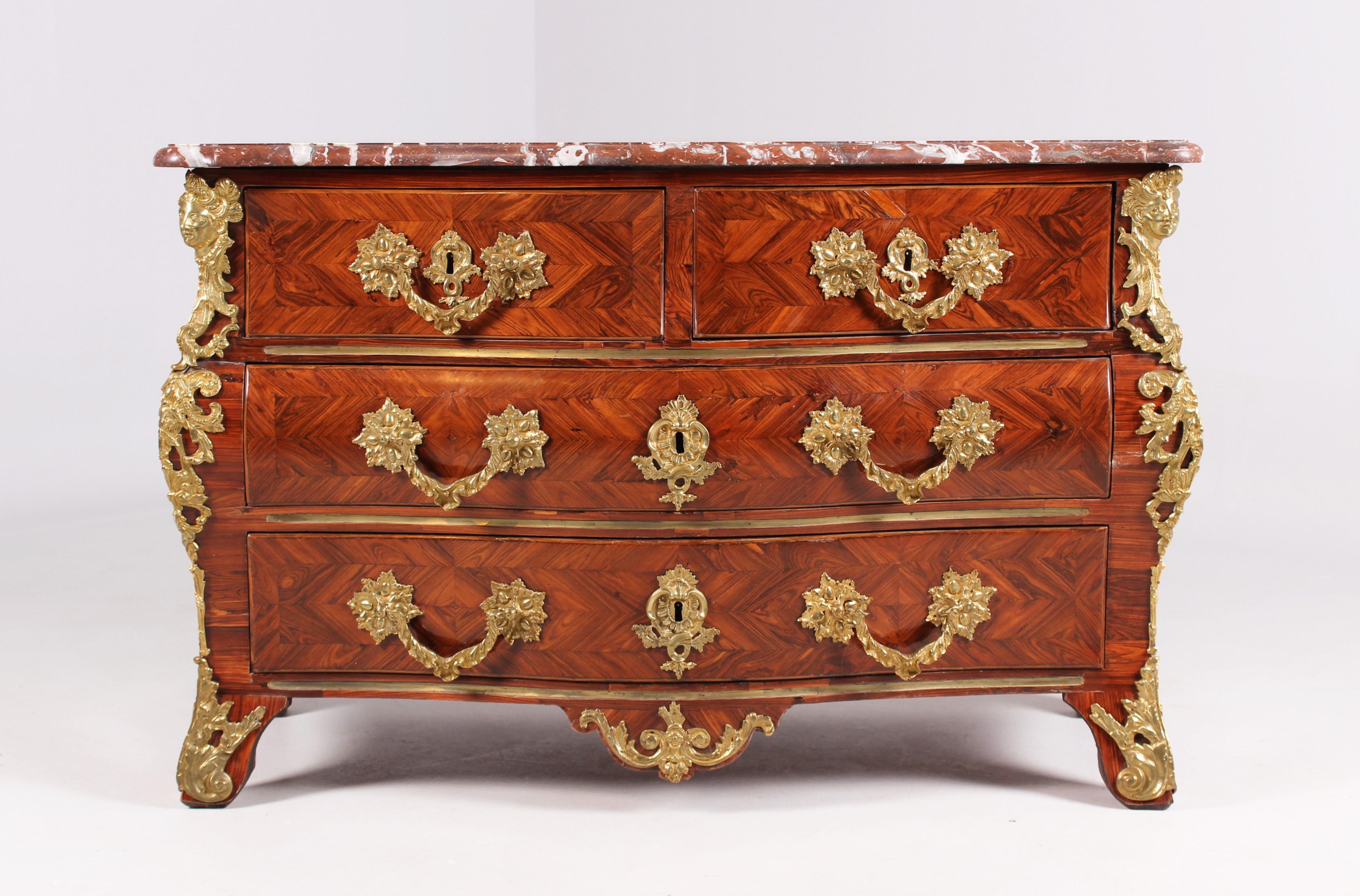 Louis XV chest of drawers with fire-gilt fittings

France (Paris)
Rosewood
Louis XV around 1730

Dimensions: H x W x D: 85 x 137 x 66 cm

Description:
Early Louis XV commode, so-called commode en tombeau, with heavy bronze mounts.

The corpus with