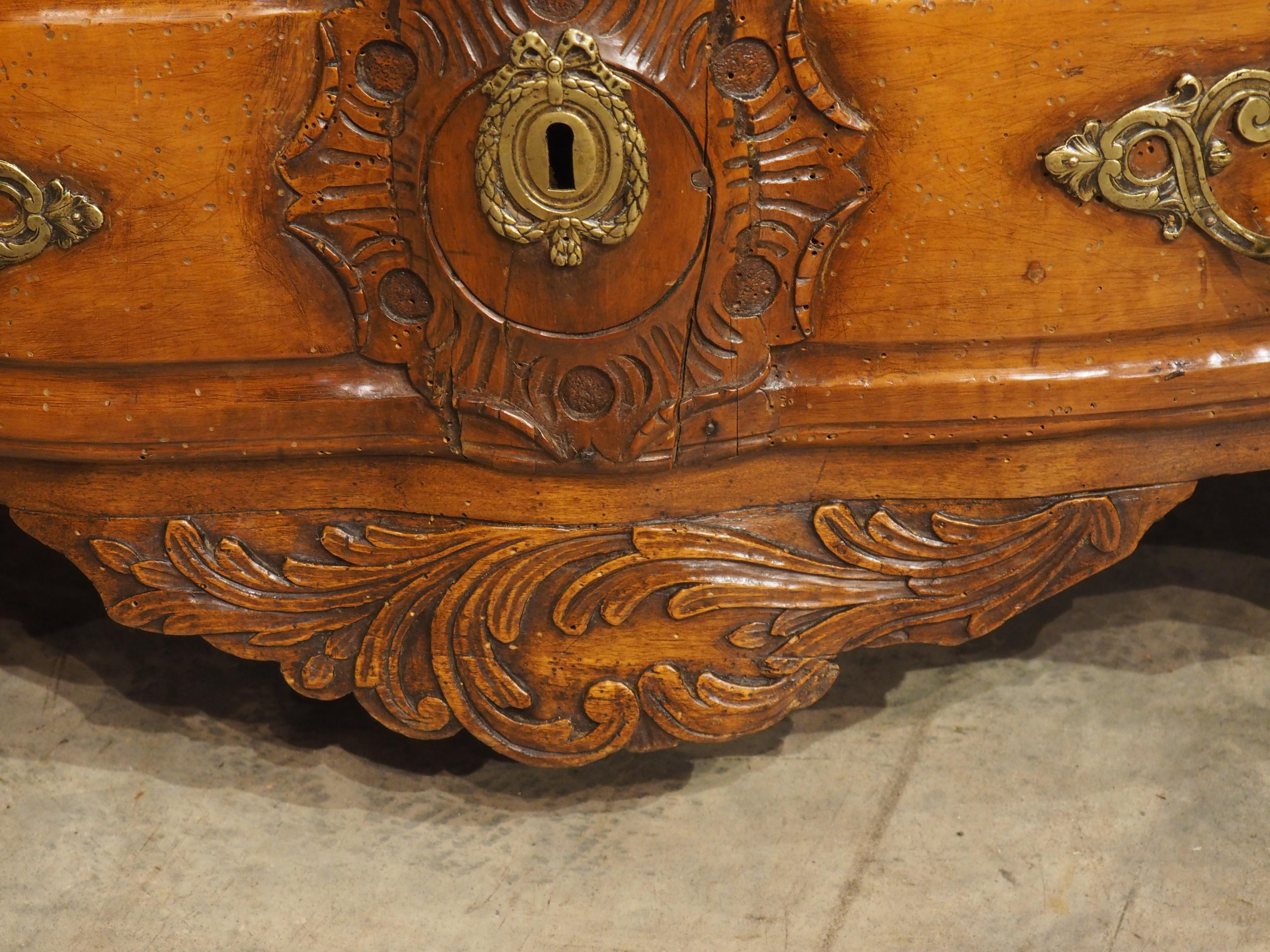 18th Century Regence Period Carved Walnut Lyonnaise Commode 'Arbalete' For Sale 3