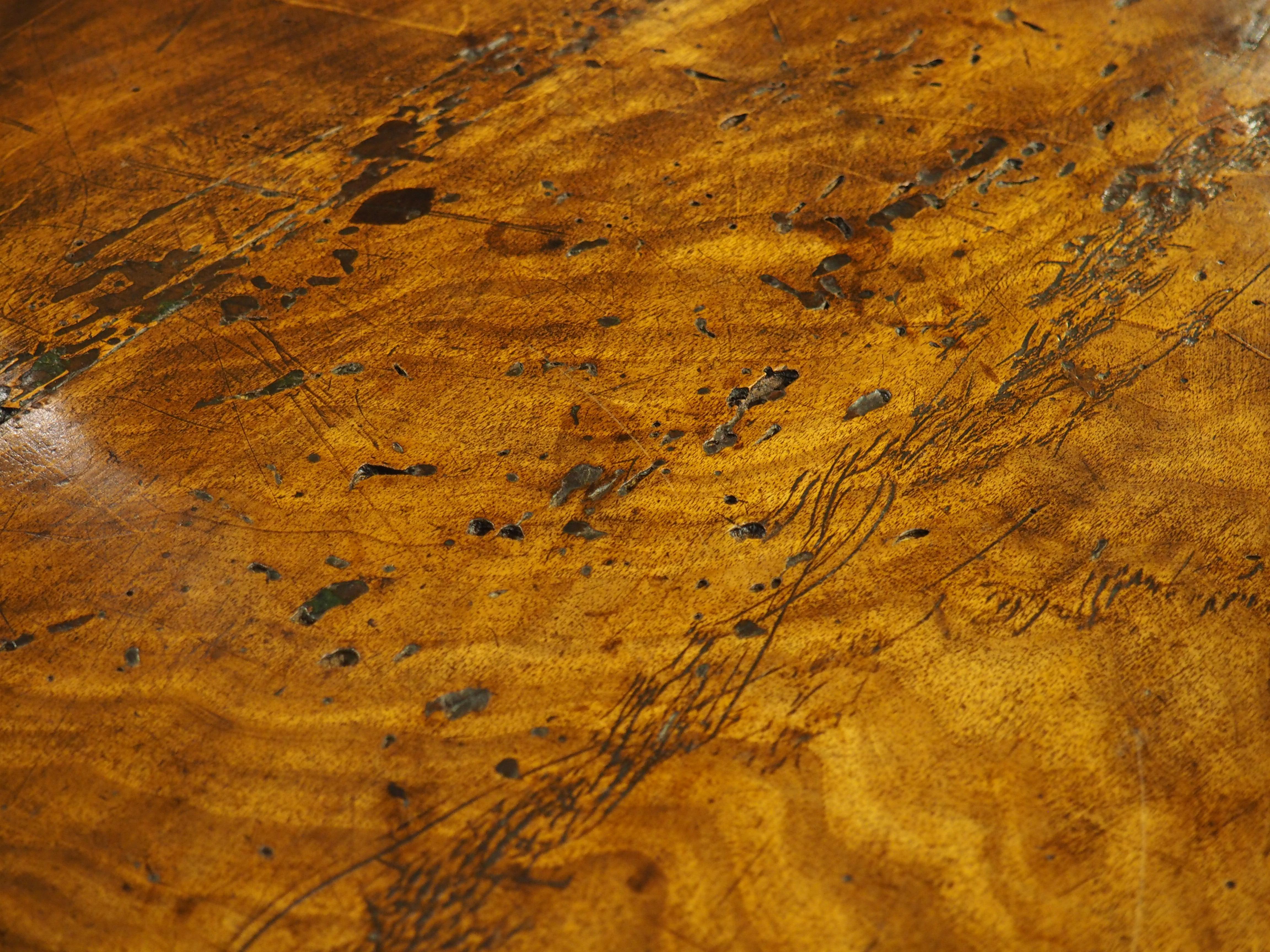 Geschnitzte Lyonnaise-Kommode aus Nussbaumholz aus der Regence-Periode des 18. Jahrhunderts „Arbalete“ im Angebot 5