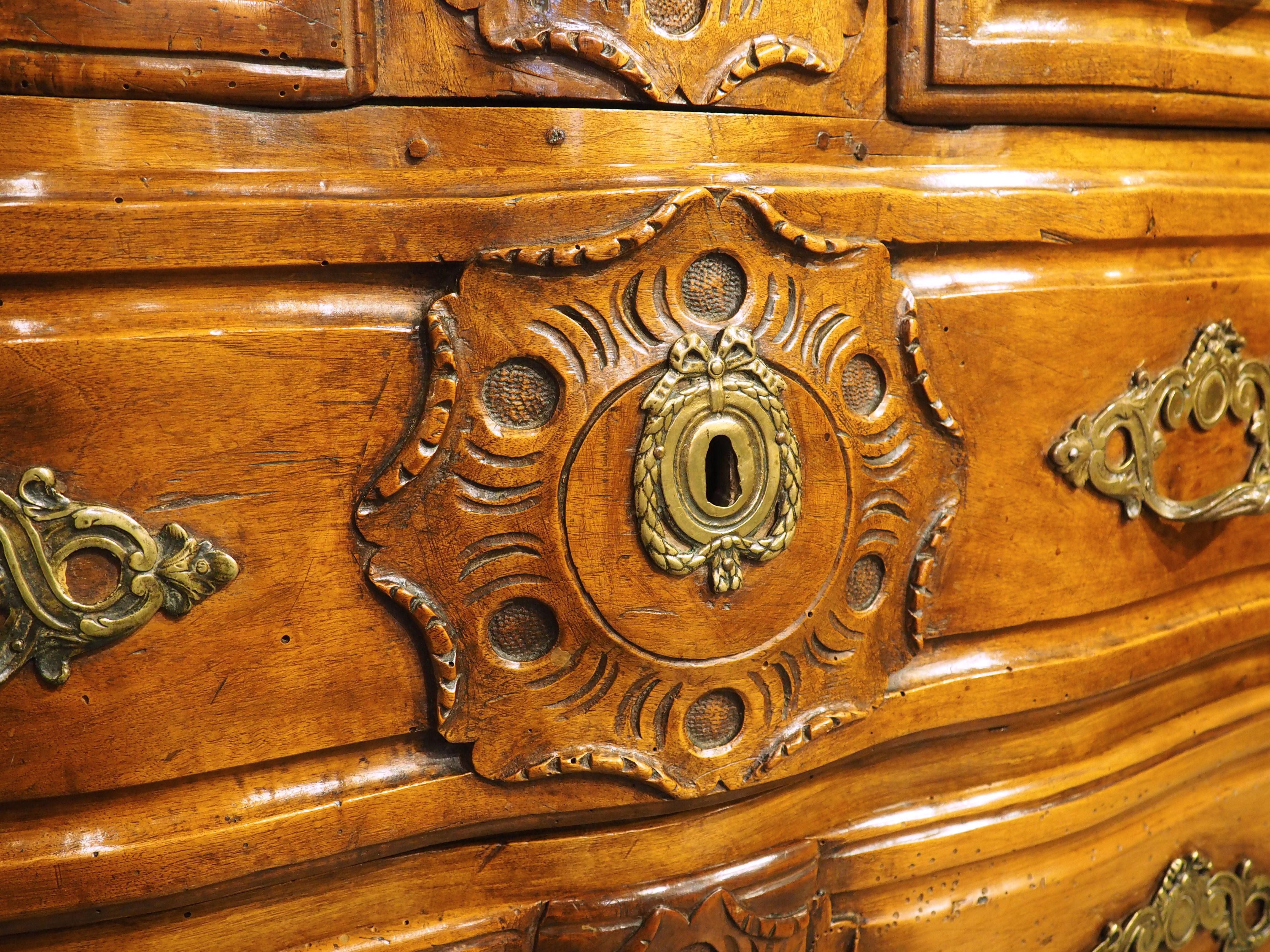 18th Century Regence Period Carved Walnut Lyonnaise Commode 'Arbalete' For Sale 7