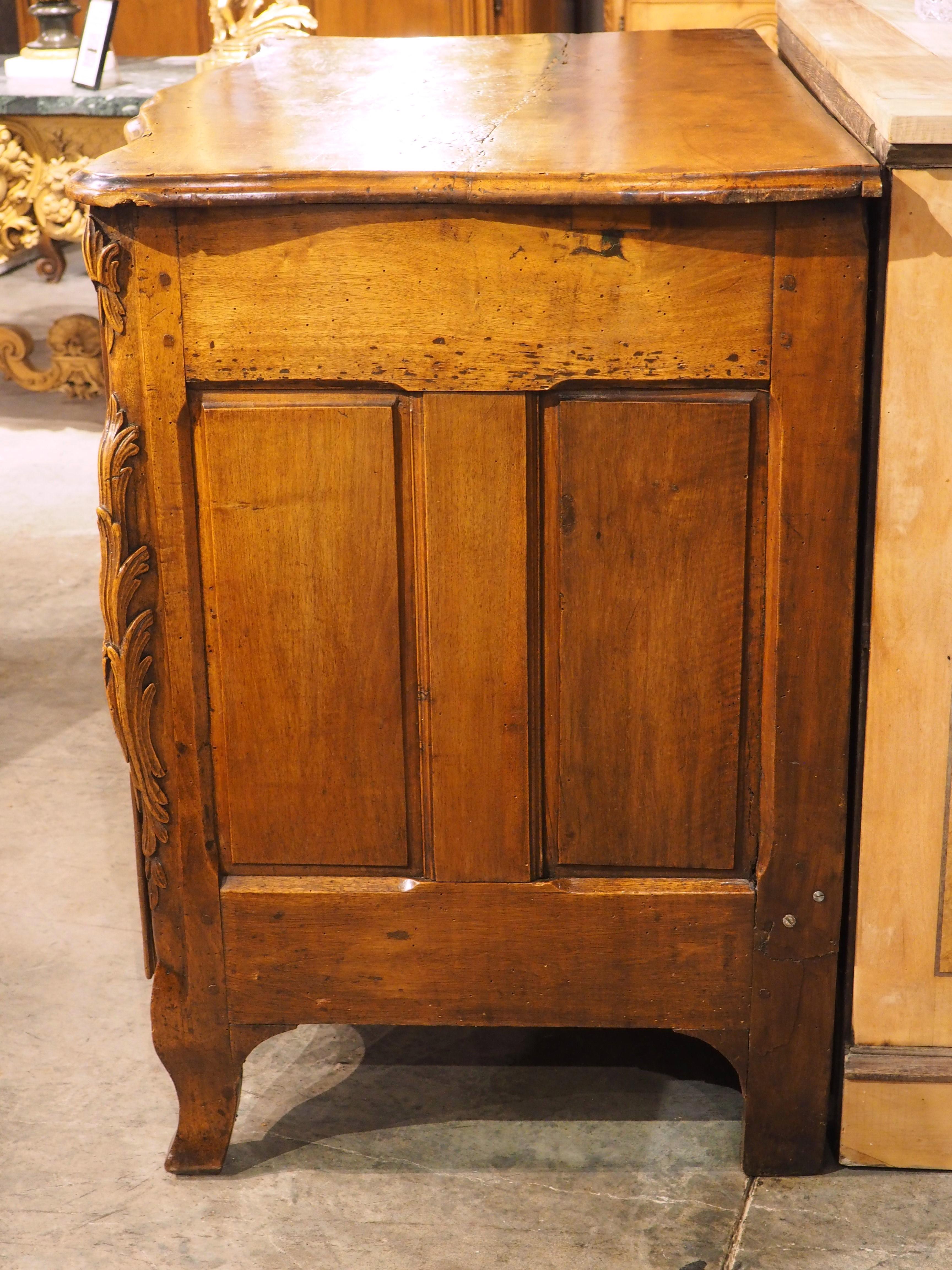 18th Century Regence Period Carved Walnut Lyonnaise Commode 'Arbalete' For Sale 10