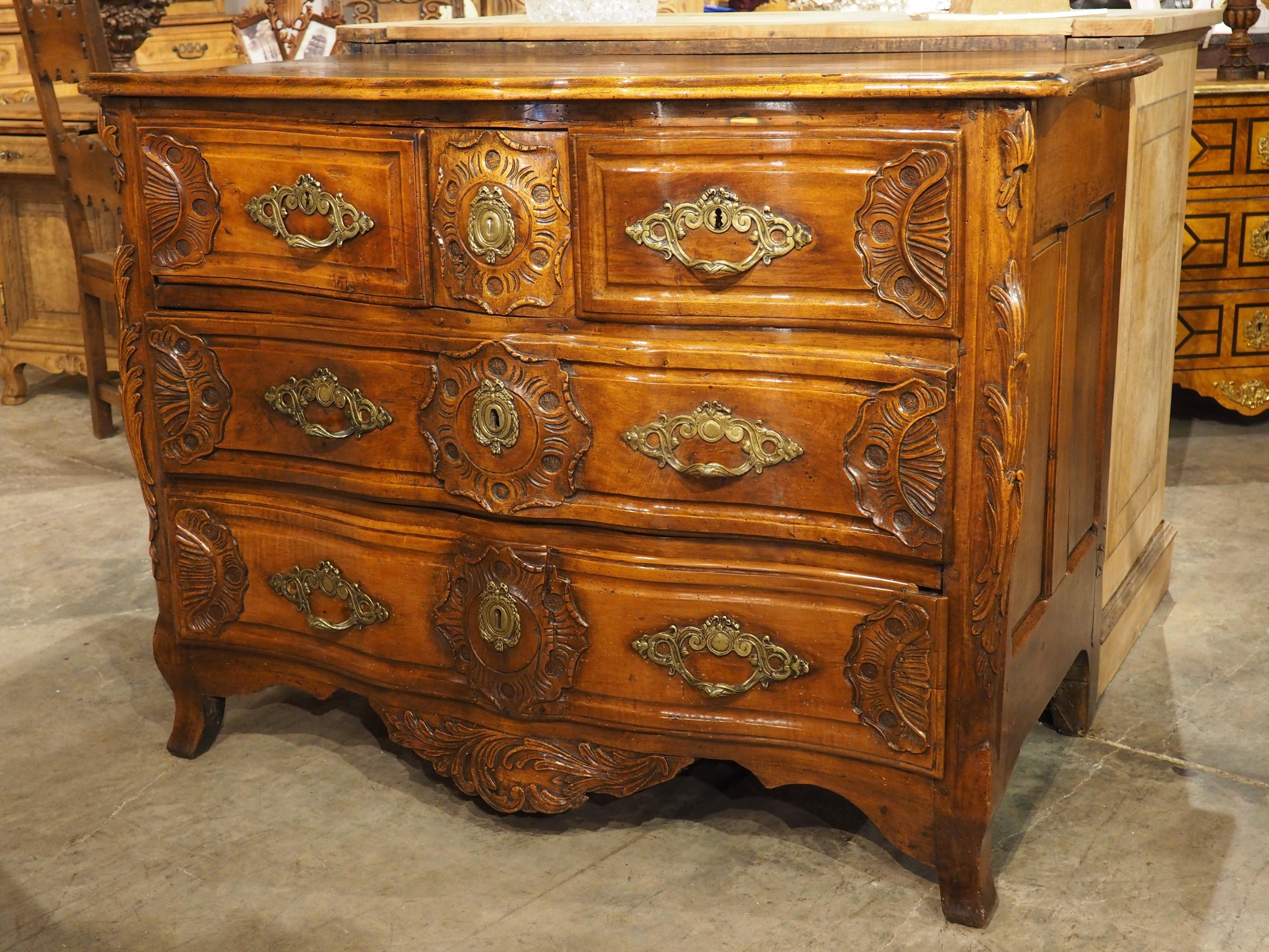 18th Century Regence Period Carved Walnut Lyonnaise Commode 'Arbalete' For Sale 13