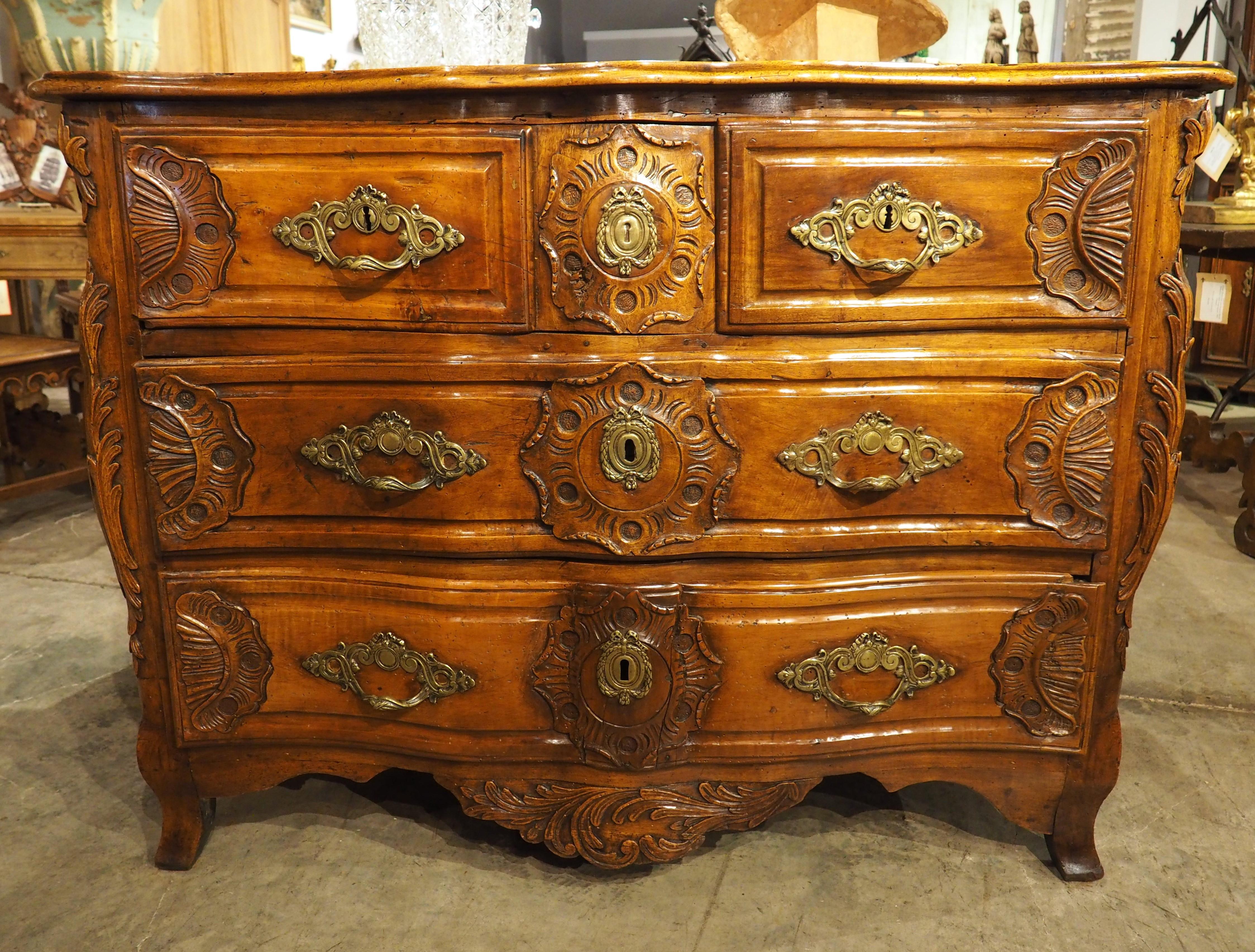 18th Century Regence Period Carved Walnut Lyonnaise Commode 'Arbalete' In Good Condition For Sale In Dallas, TX