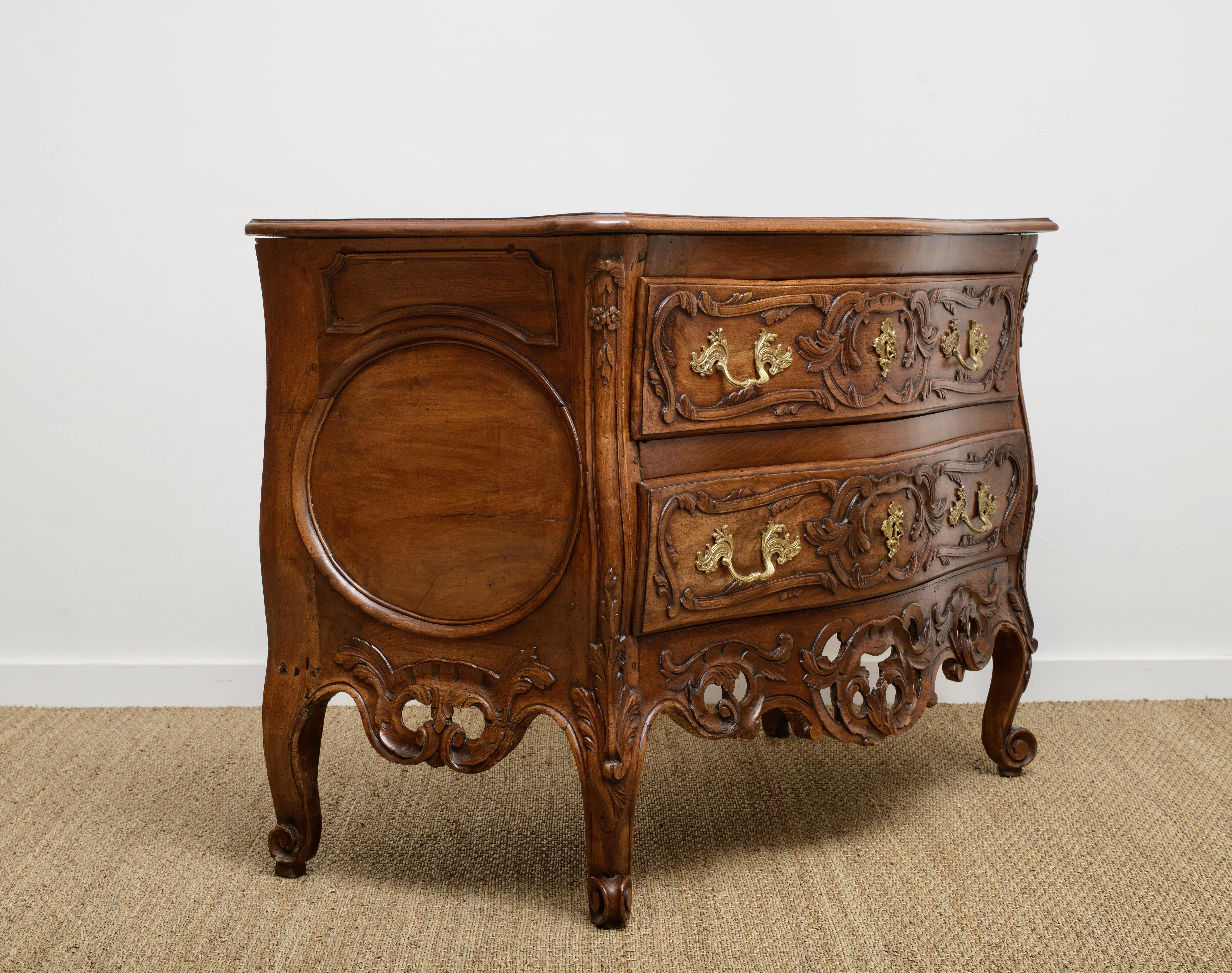 French 18th century Régence Period Provençal commode from Nîmes  For Sale