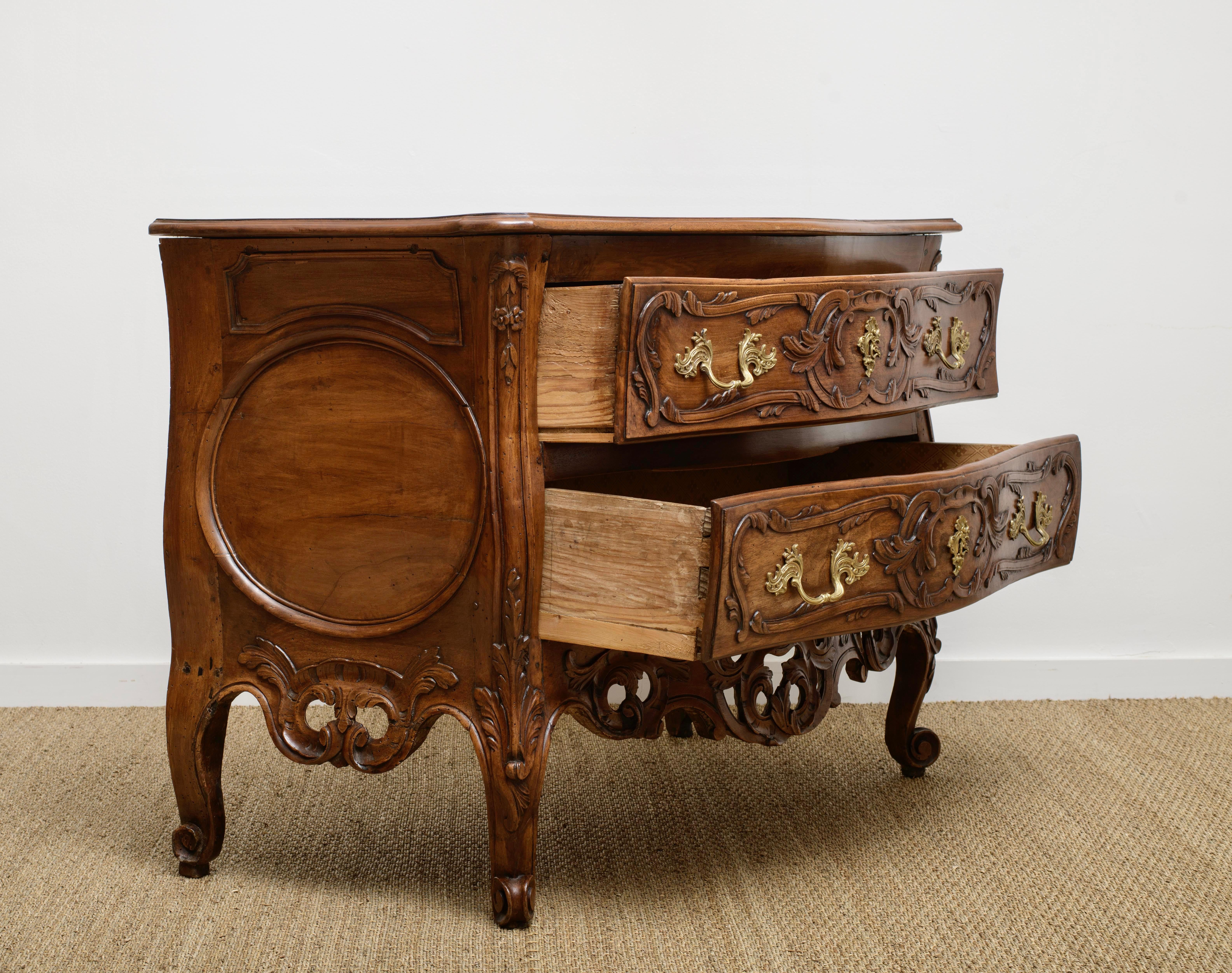18th century Régence Period Provençal commode from Nîmes  In Good Condition For Sale In Santa Barbara, CA