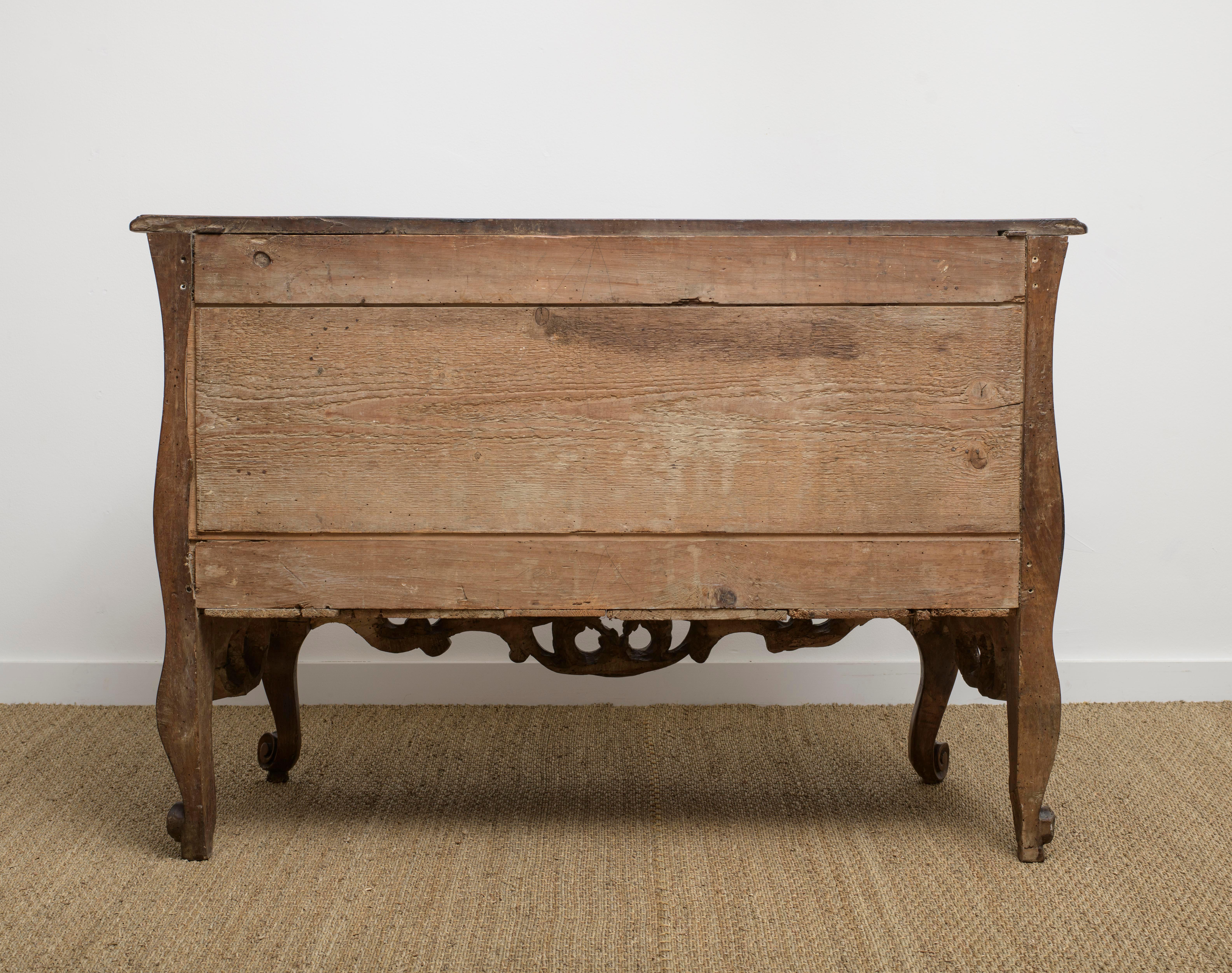 Walnut 18th century Régence Period Provençal commode from Nîmes  For Sale