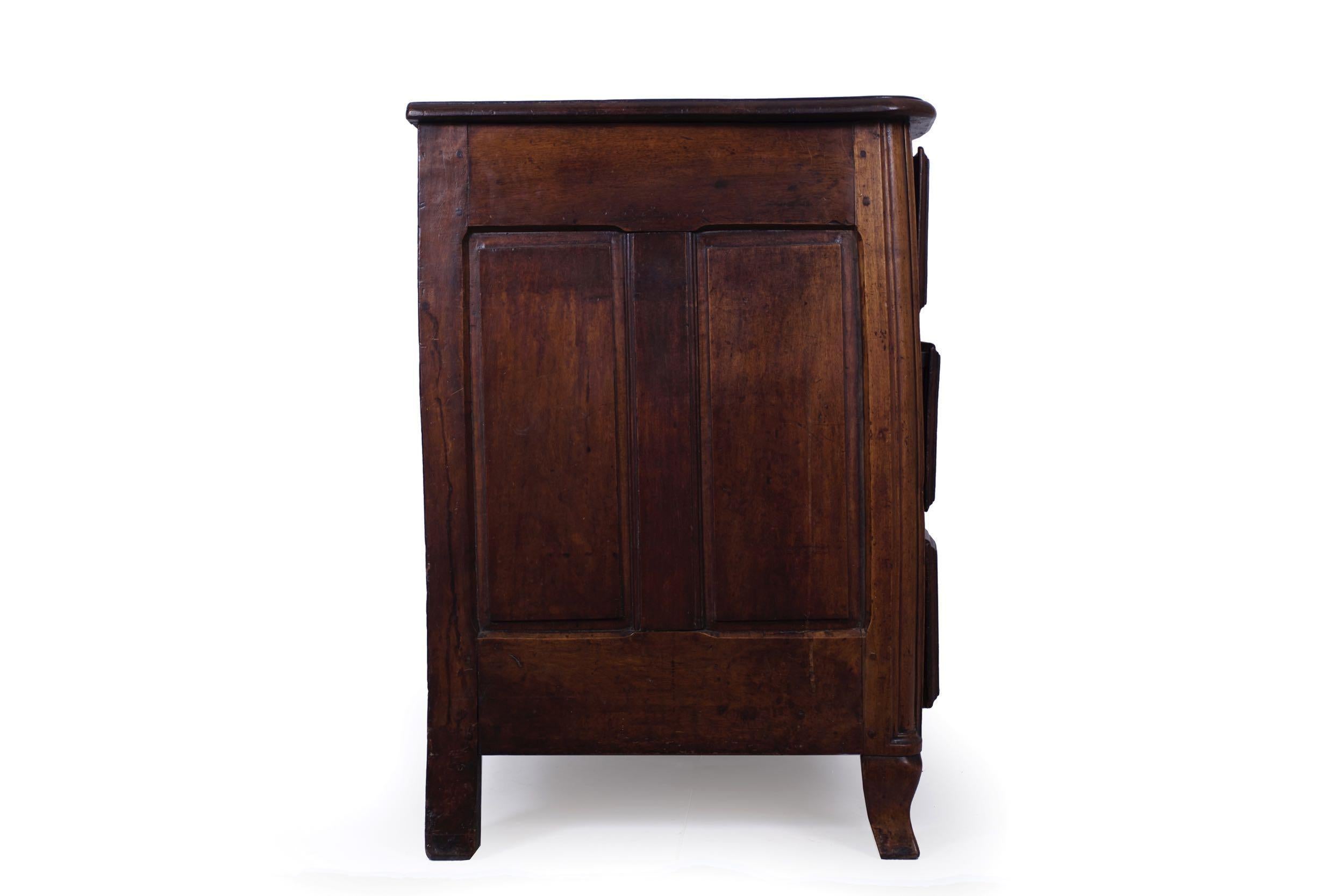 Regency 18th Century Regencé Period Walnut Commode Chest of Drawers, circa 1730-1750 For Sale