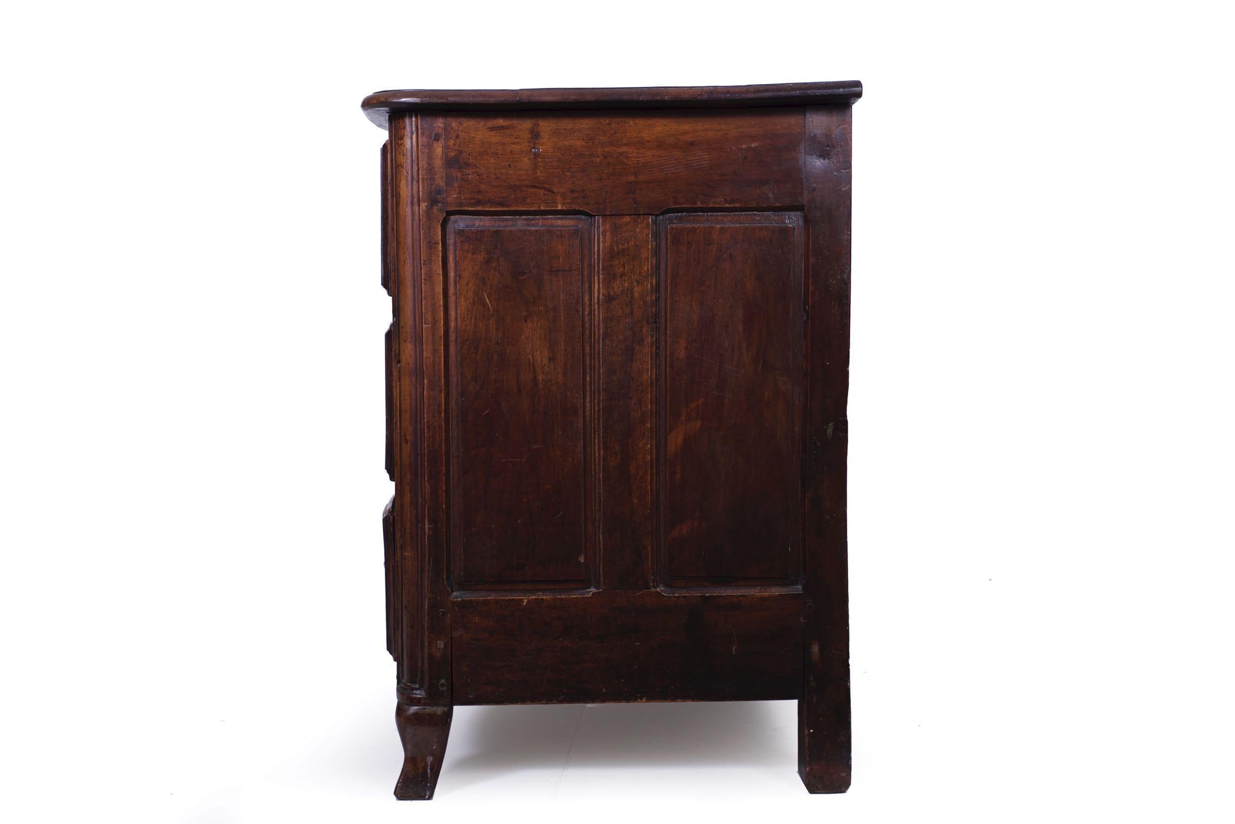 18th Century Regencé Period Walnut Commode Chest of Drawers, circa 1730-1750 In Good Condition For Sale In Shippensburg, PA