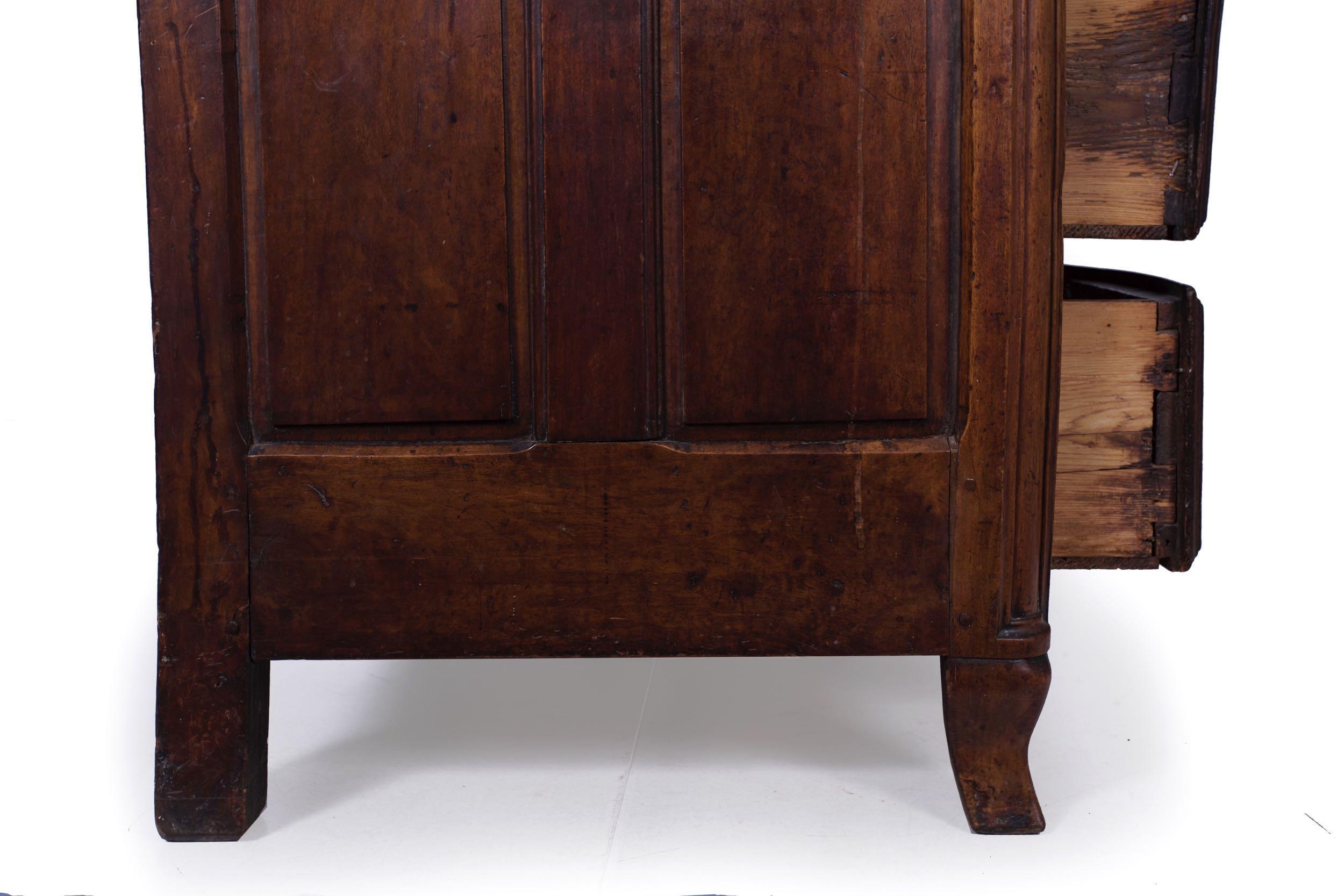 18th Century Regencé Period Walnut Commode Chest of Drawers, circa 1730-1750 For Sale 9