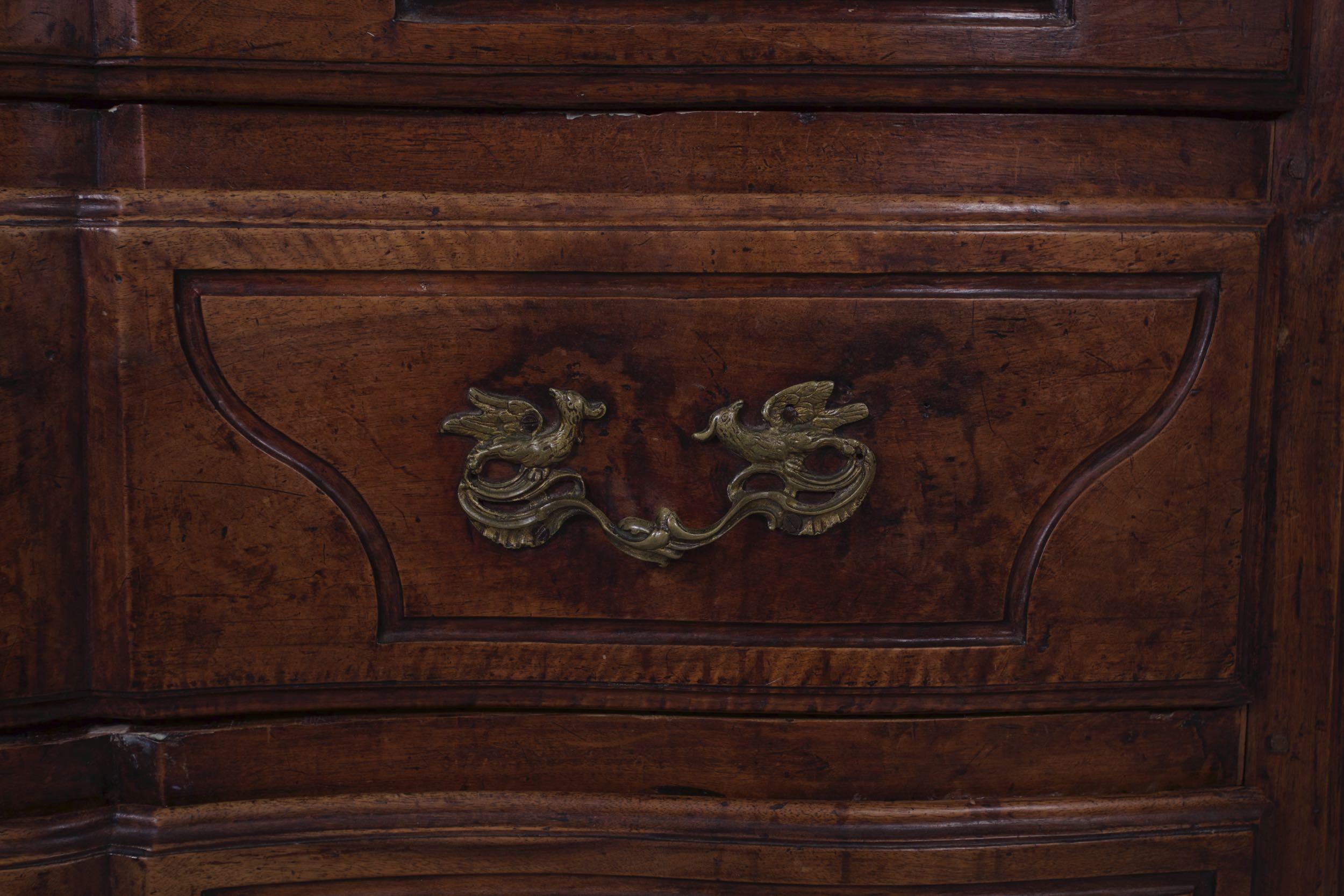 18th Century Regencé Period Walnut Commode Chest of Drawers, circa 1730-1750 For Sale 12