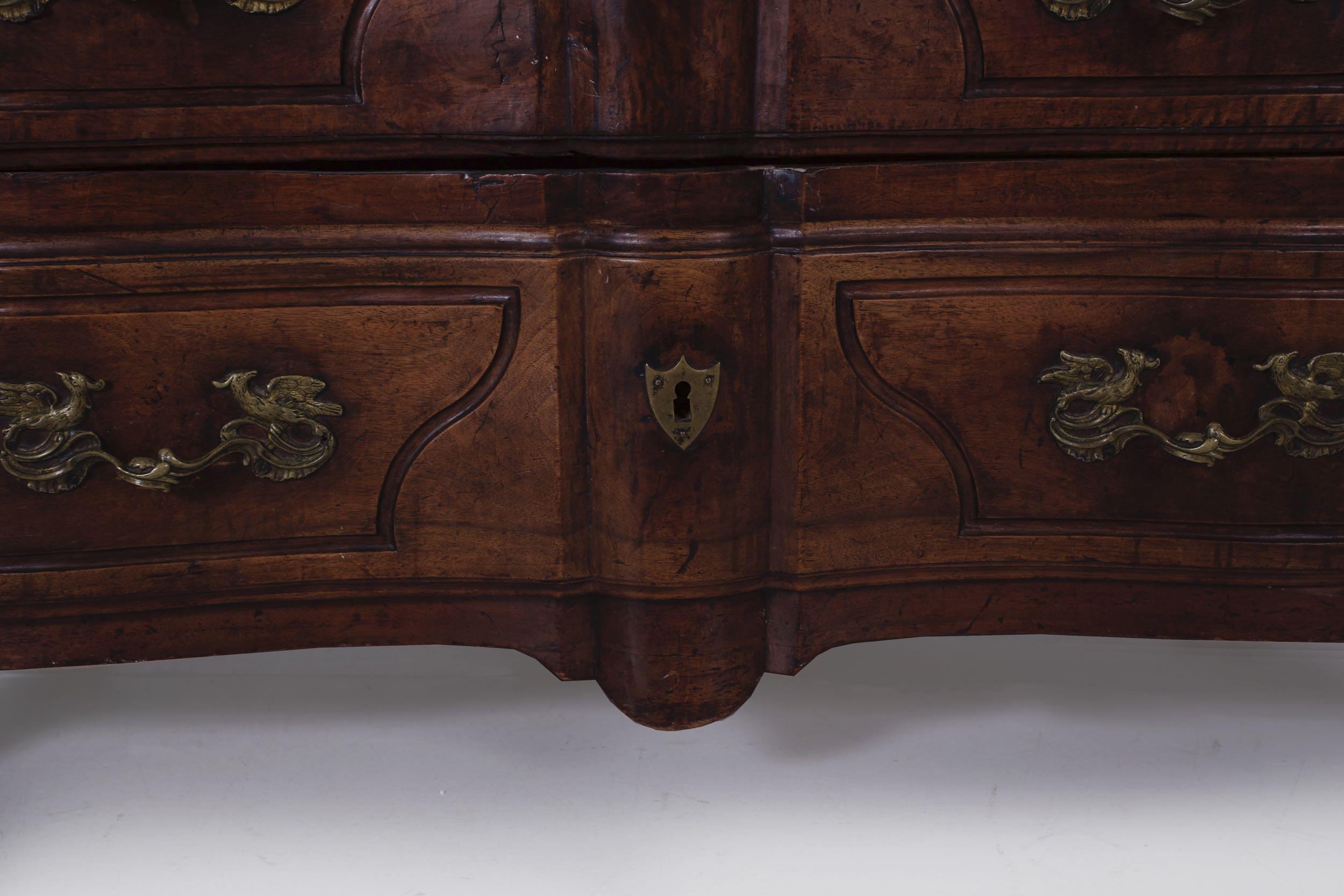 18th Century Regencé Period Walnut Commode Chest of Drawers, circa 1730-1750 For Sale 15
