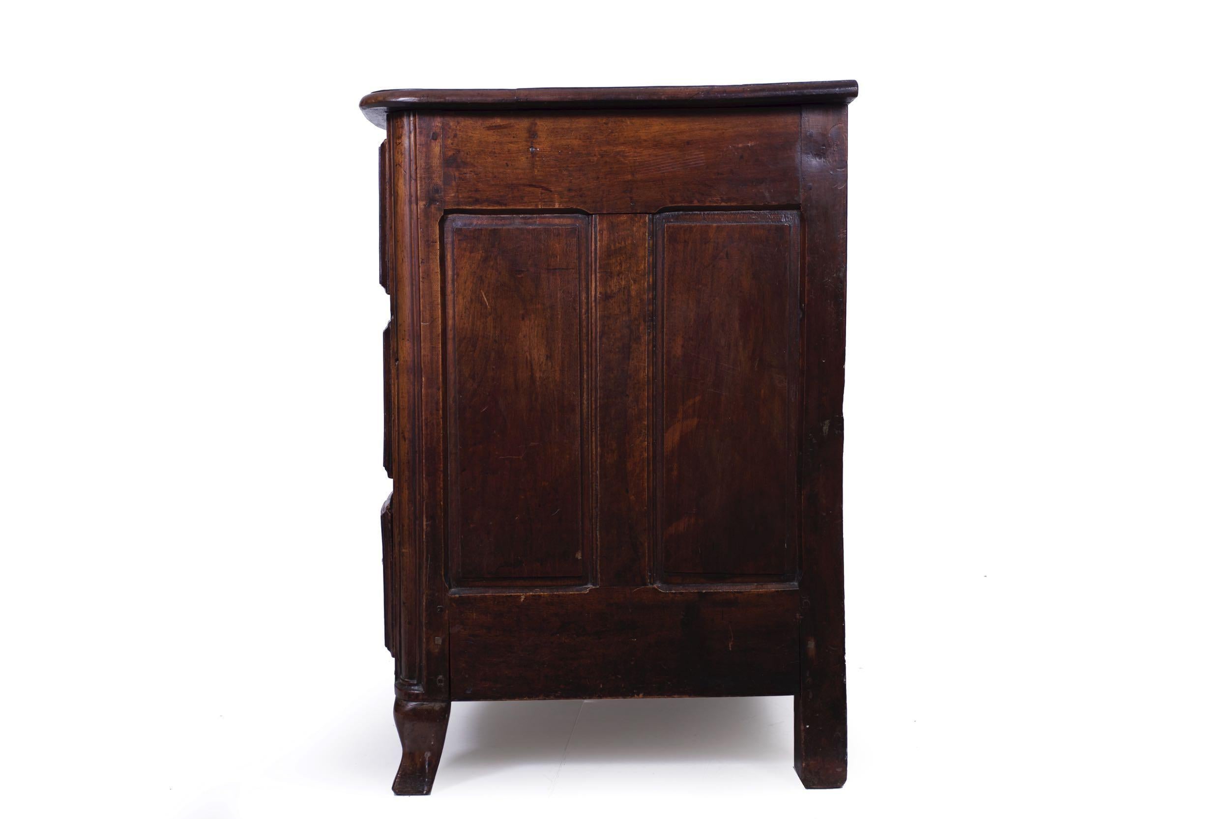 Regency 18th Century Regencé Period Walnut Commode Chest of Drawers, circa 1730-1750 For Sale
