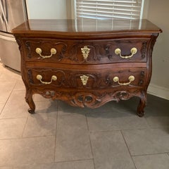 Commode provinciale de style Régence du XVIIIe siècle à deux tiroirs