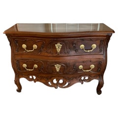 Commode provinciale de style Régence du XVIIIe siècle à deux tiroirs