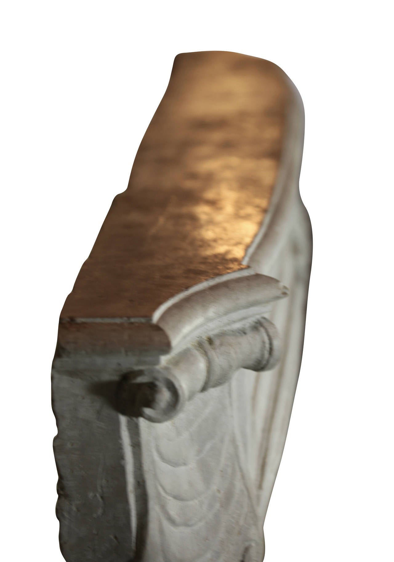 Antiker französischer klassischer Kaminsims aus Kalkstein im Angebot 3