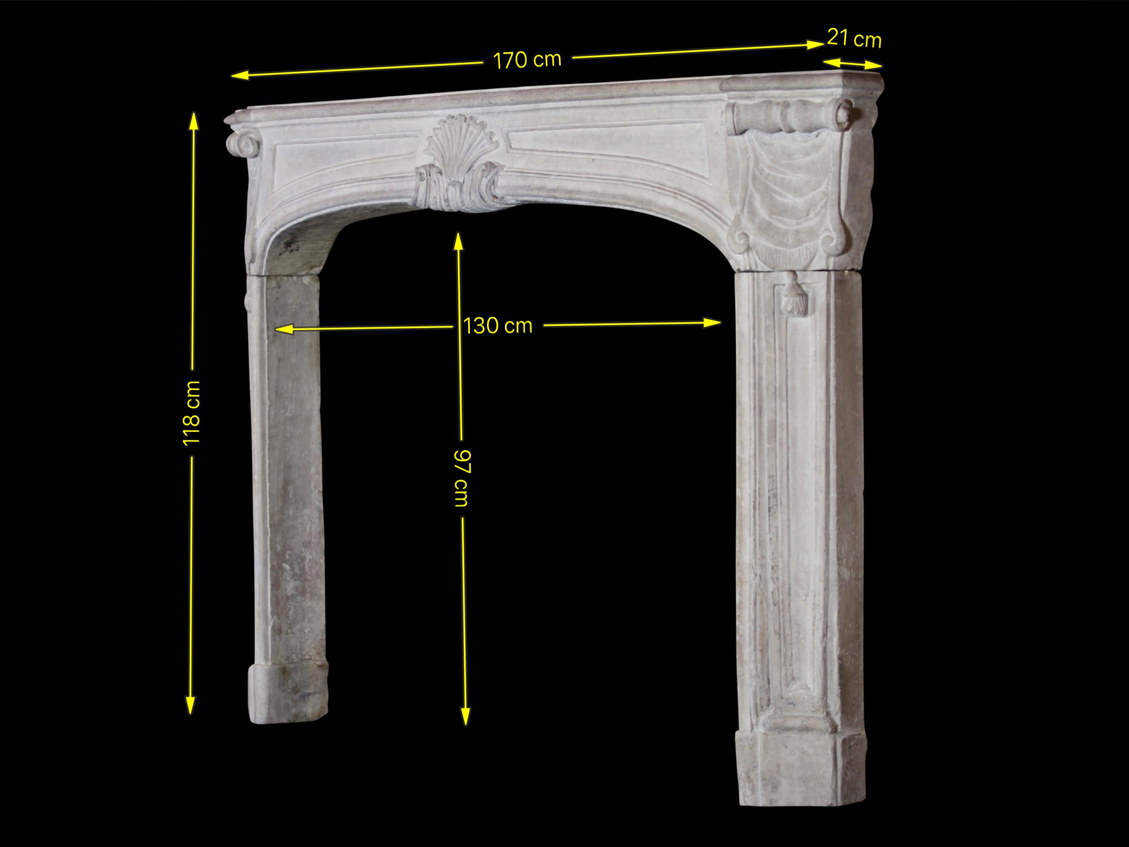 Revestimiento de chimenea de piedra caliza clásica de la Regencia del siglo XVIII Antique French en Excelente estado para la venta en Beervelde, BE