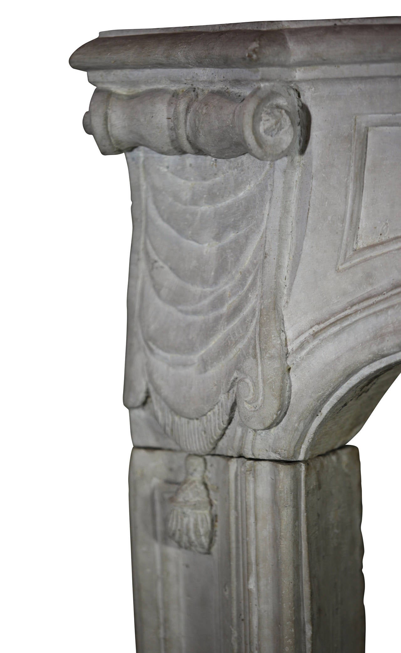 Original-Kaminschornstein aus dem 18. Jahrhundert, Regency-Periode. Es handelt sich um eine einzigartige Kamineinfassung aus Kalkstein. Auf der Vorderseite befinden sich schöne Schnitzereien mit Muscheln und Schriftrollen. Sehr einzigartiges Stück