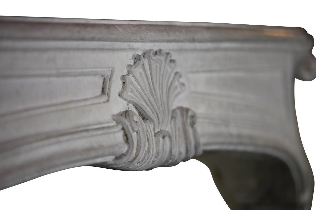 Antiker französischer klassischer Kaminsims aus Kalkstein (Geschnitzt) im Angebot