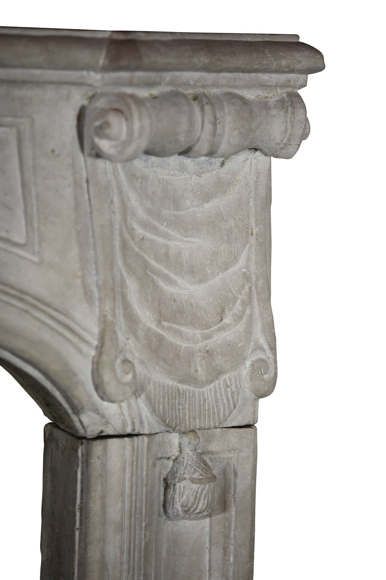 Antiker französischer klassischer Kaminsims aus Kalkstein (18. Jahrhundert und früher) im Angebot