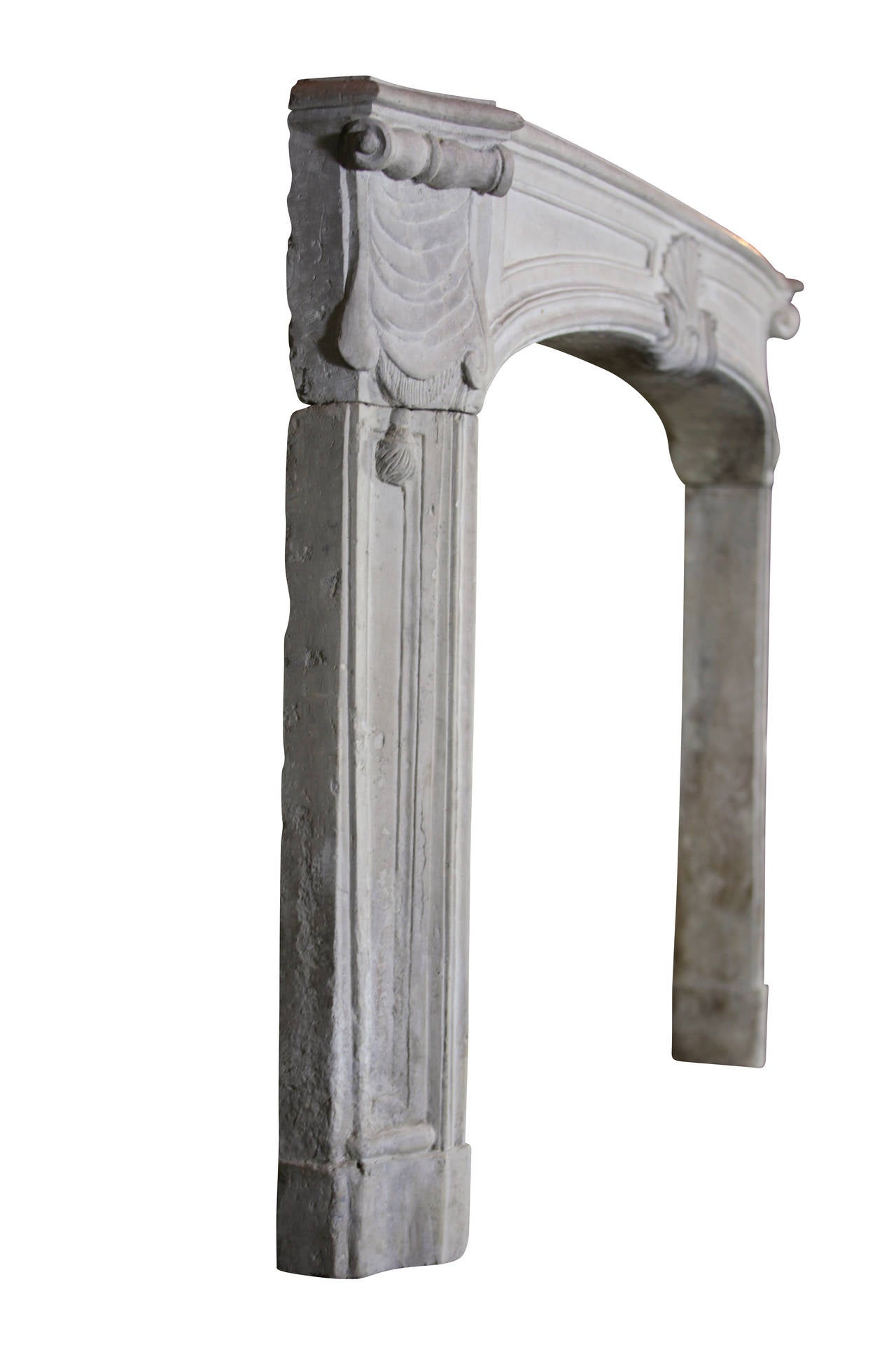 Antiker französischer klassischer Kaminsims aus Kalkstein im Angebot 2