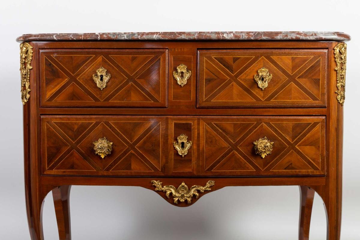 18th century Regency chest of drawers in amourette and amaranth wood
Red marble from the Pyrenees
Measures: Width 96 cm
Height 80 cm
Depth 51 cm.