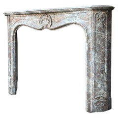 Kaminsims aus grauem Ardennes-Marmor im Regency-Stil des 18. Jahrhunderts
