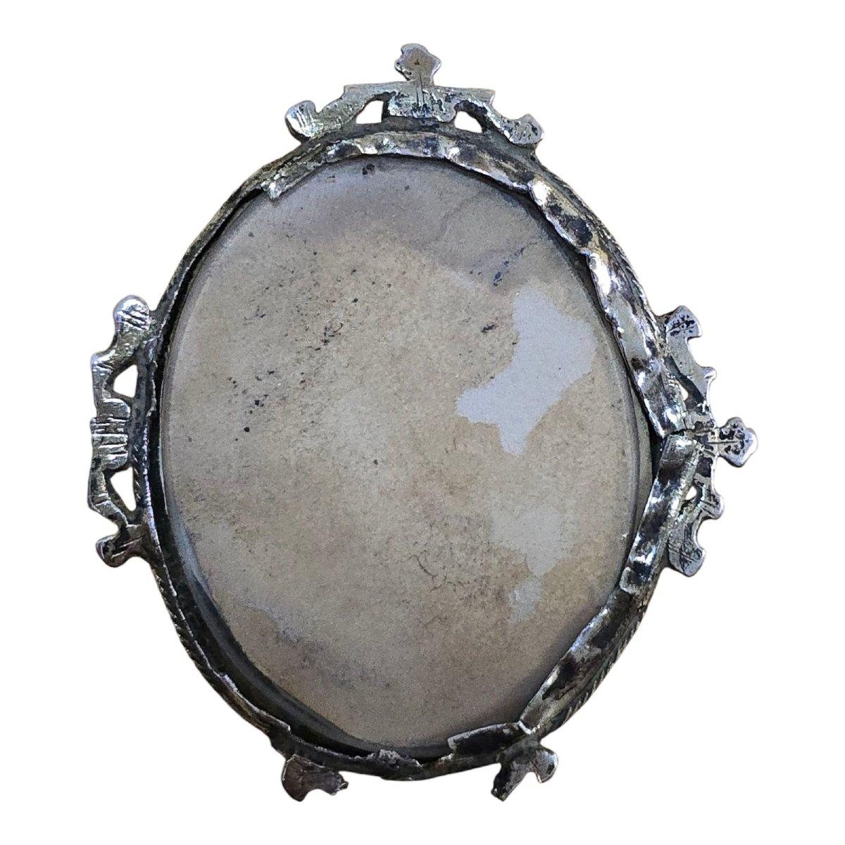 Gravé Reliquaire du XVIIIe siècle en argent massif, finement gravé à la main. en vente