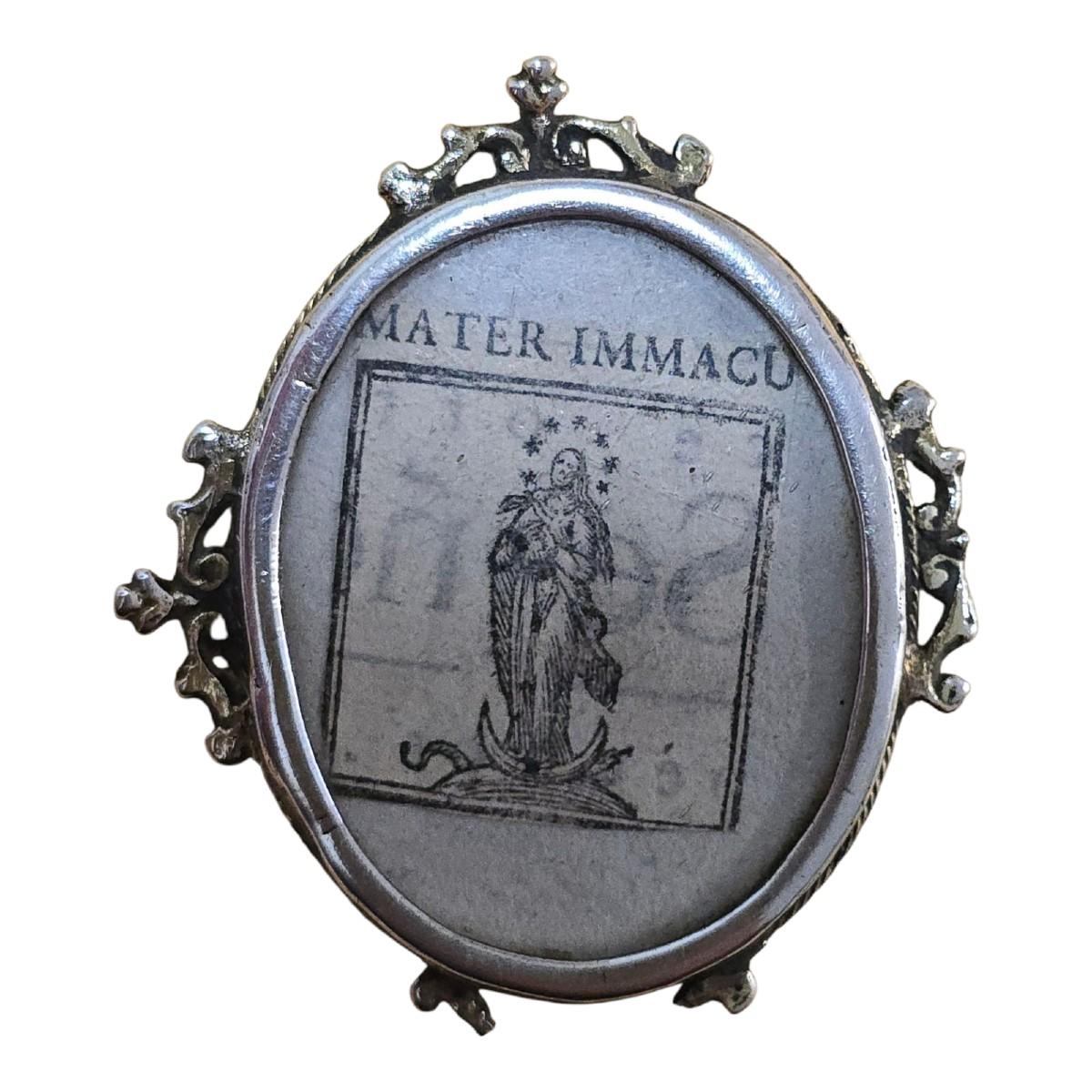 XVIIIe siècle et antérieur Reliquaire du XVIIIe siècle en argent massif, finement gravé à la main. en vente