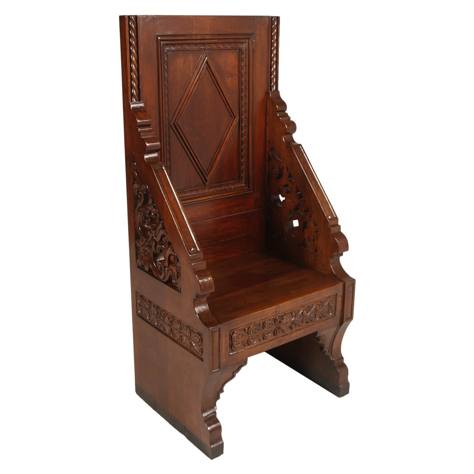 Antique Renaissance carved throne with decorative wood panels in solid hand-carved walnut, as well as the two crowns panels. The Throne with the two crowns have been restored and polished with wax.
This beautiful throne with crowns comes from the