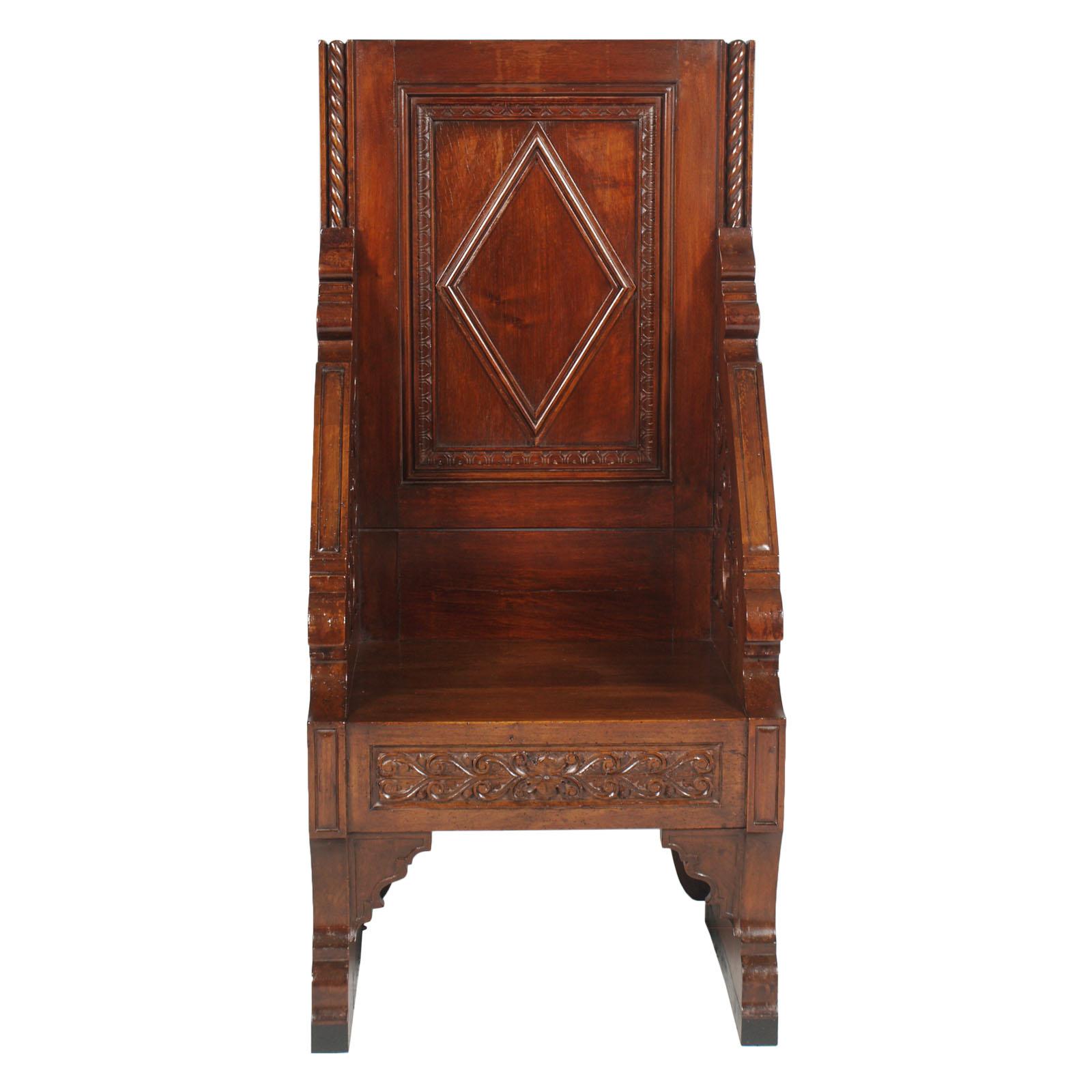 italien Fauteuil trône en noyer sculpté à la main datant de la Renaissance du 18ème siècle avec deux couronnes en vente