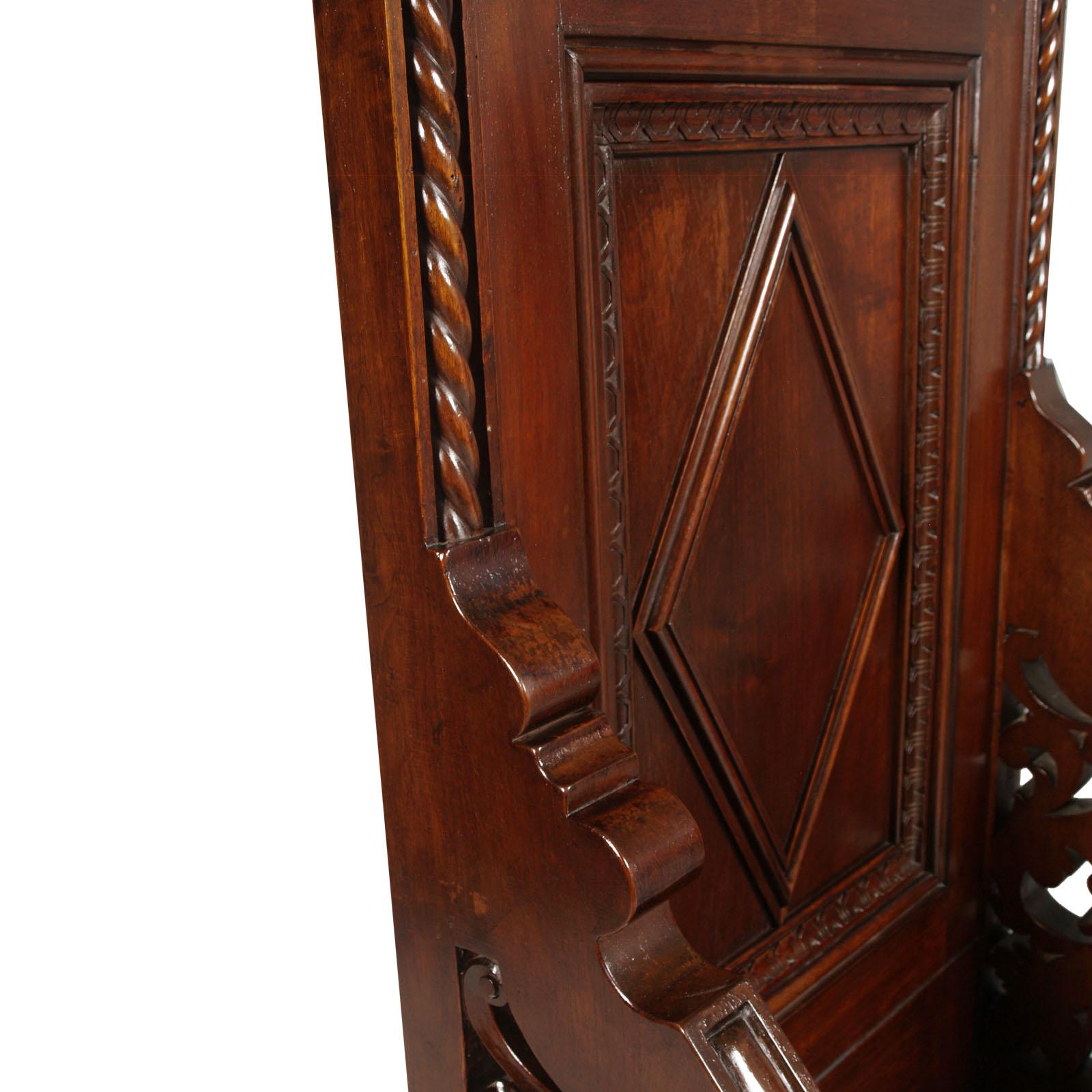 Fauteuil trône en noyer sculpté à la main datant de la Renaissance du 18ème siècle avec deux couronnes Bon état - En vente à Vigonza, Padua