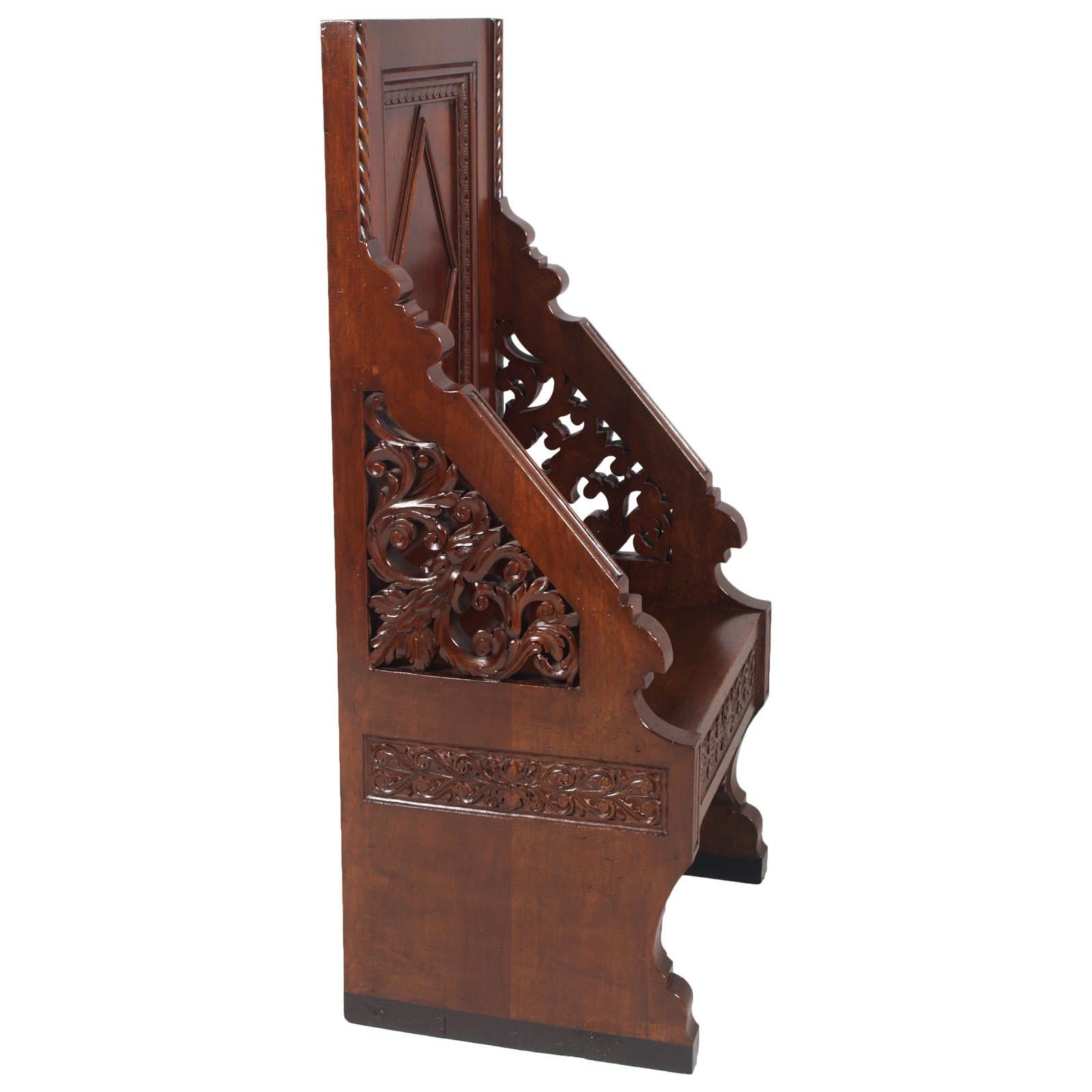 Noyer Fauteuil trône en noyer sculpté à la main datant de la Renaissance du 18ème siècle avec deux couronnes en vente