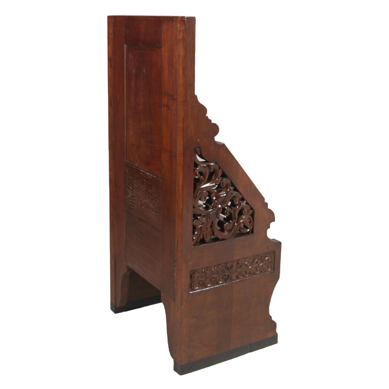 Fauteuil trône en noyer sculpté à la main datant de la Renaissance du 18ème siècle avec deux couronnes en vente 1