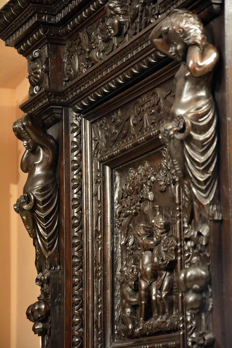18th Century Renaissance Revival Carved Walnut Wardorbe For Sale 5