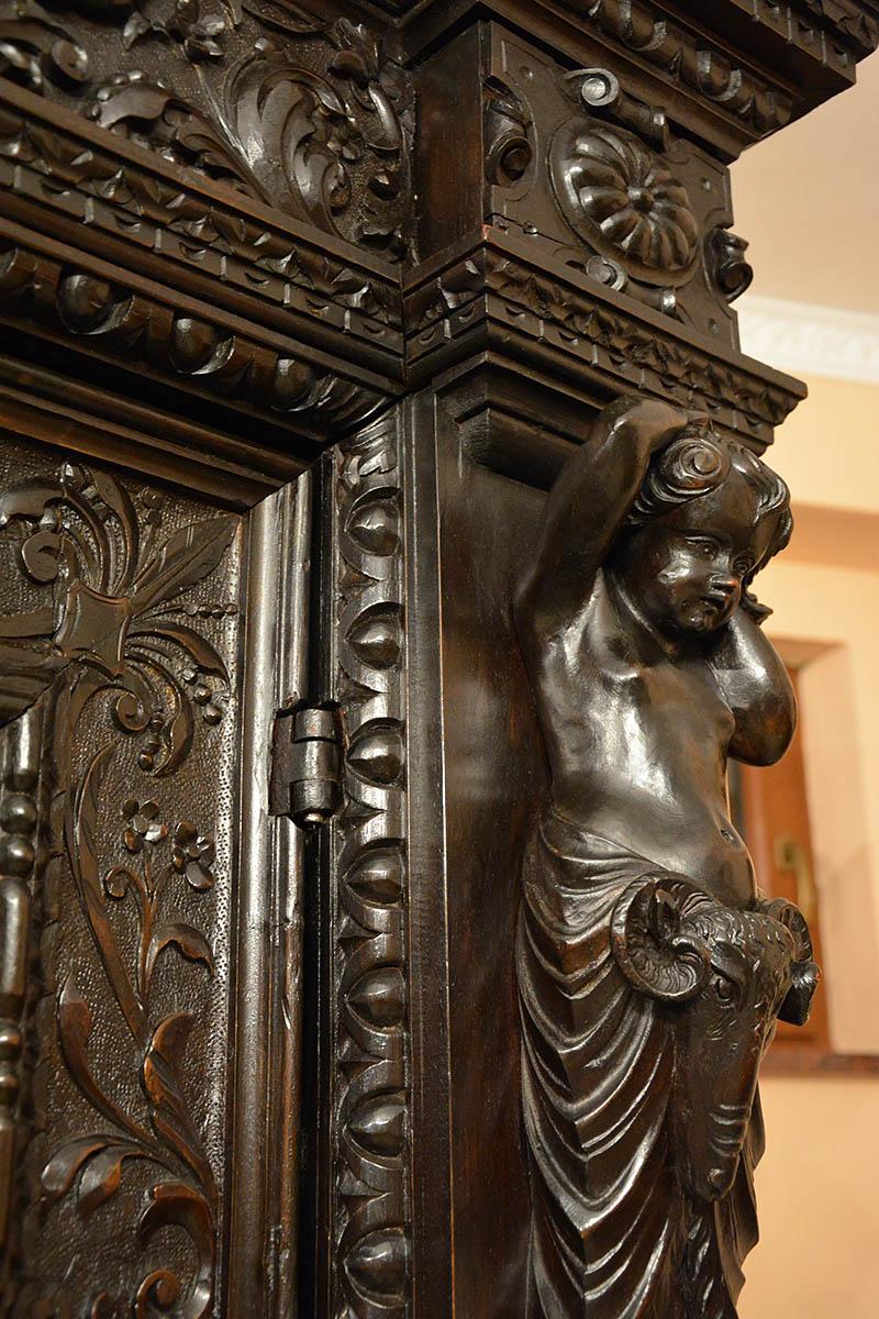 18th Century Renaissance Revival Carved Walnut Wardorbe For Sale 6