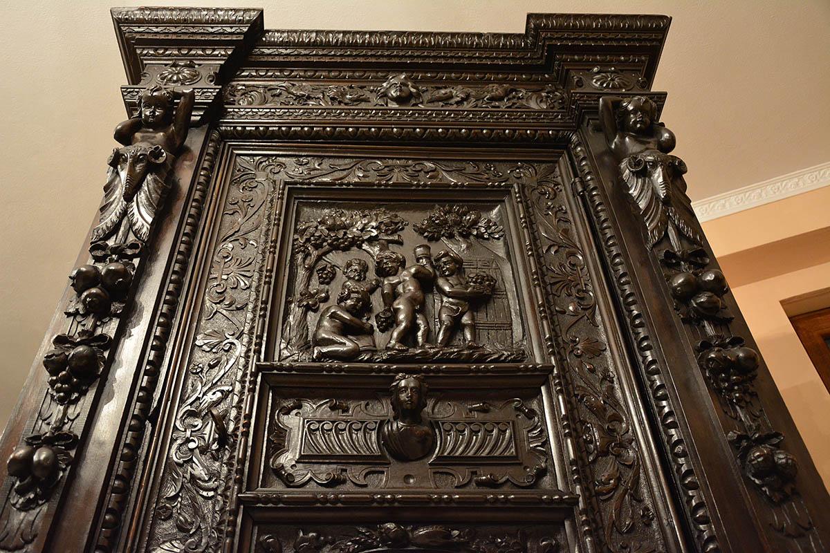 18th Century Renaissance Revival Carved Walnut Wardorbe For Sale 7