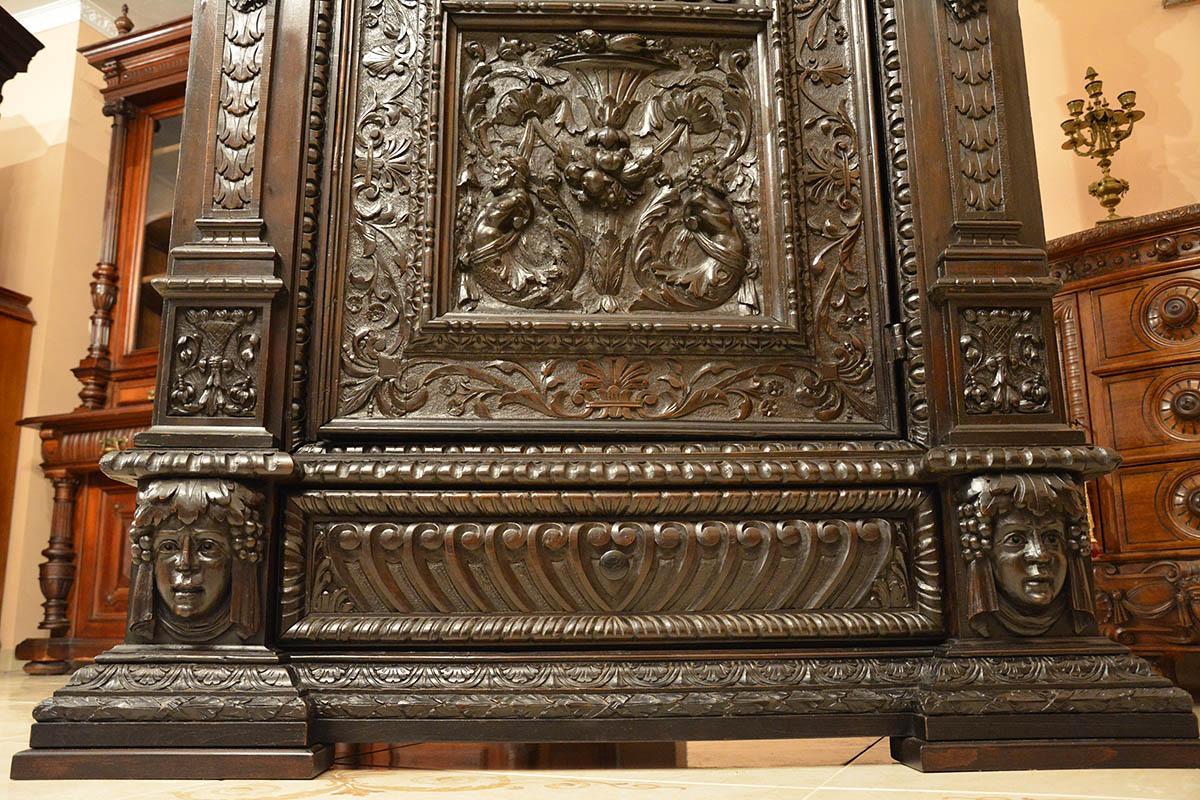 18th Century Renaissance Revival Carved Walnut Wardorbe For Sale 10
