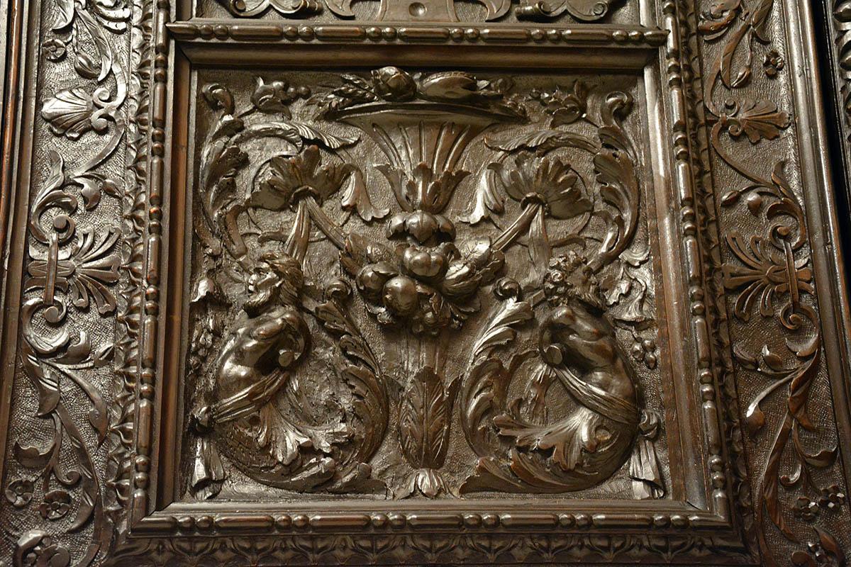 18th Century Renaissance Revival Carved Walnut Wardorbe For Sale 11
