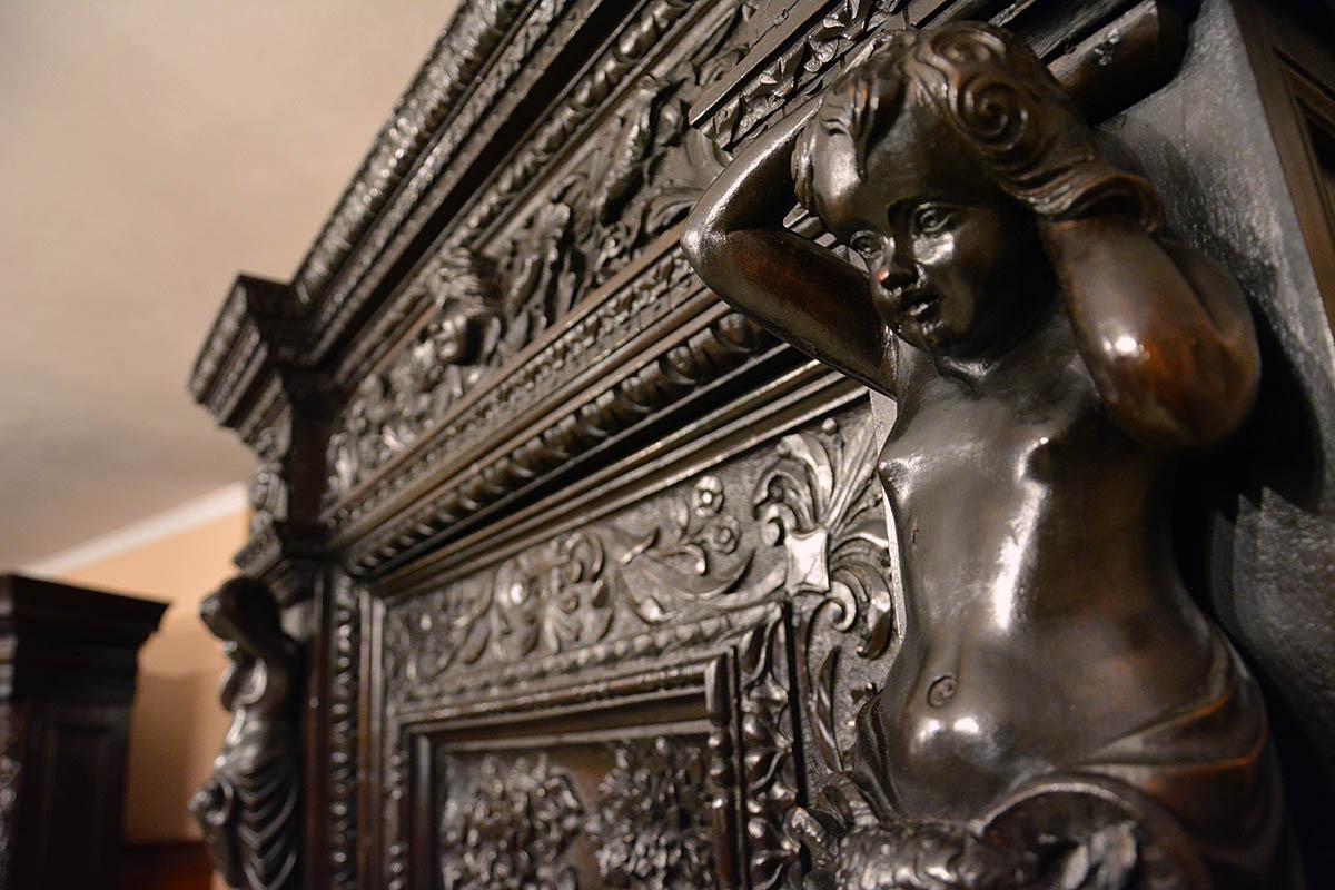 Renaissance Revival wardrobe dated to the 18th century. Very richly carved, made of walnut wood.

With a coronary structure, supported on a wide pedestal with a profiled cornice, decorated with ornaments characteristic of the Renaissance and deep