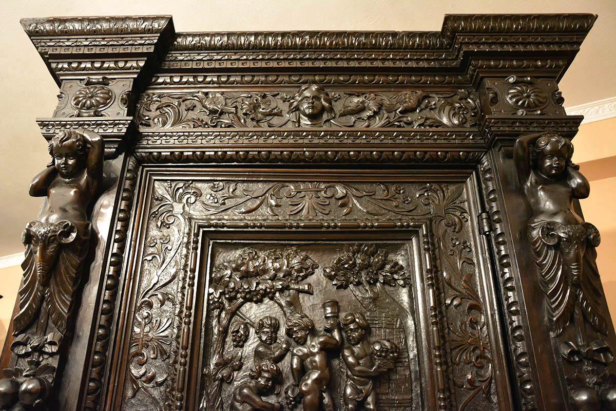18th Century Renaissance Revival Carved Walnut Wardorbe For Sale 1