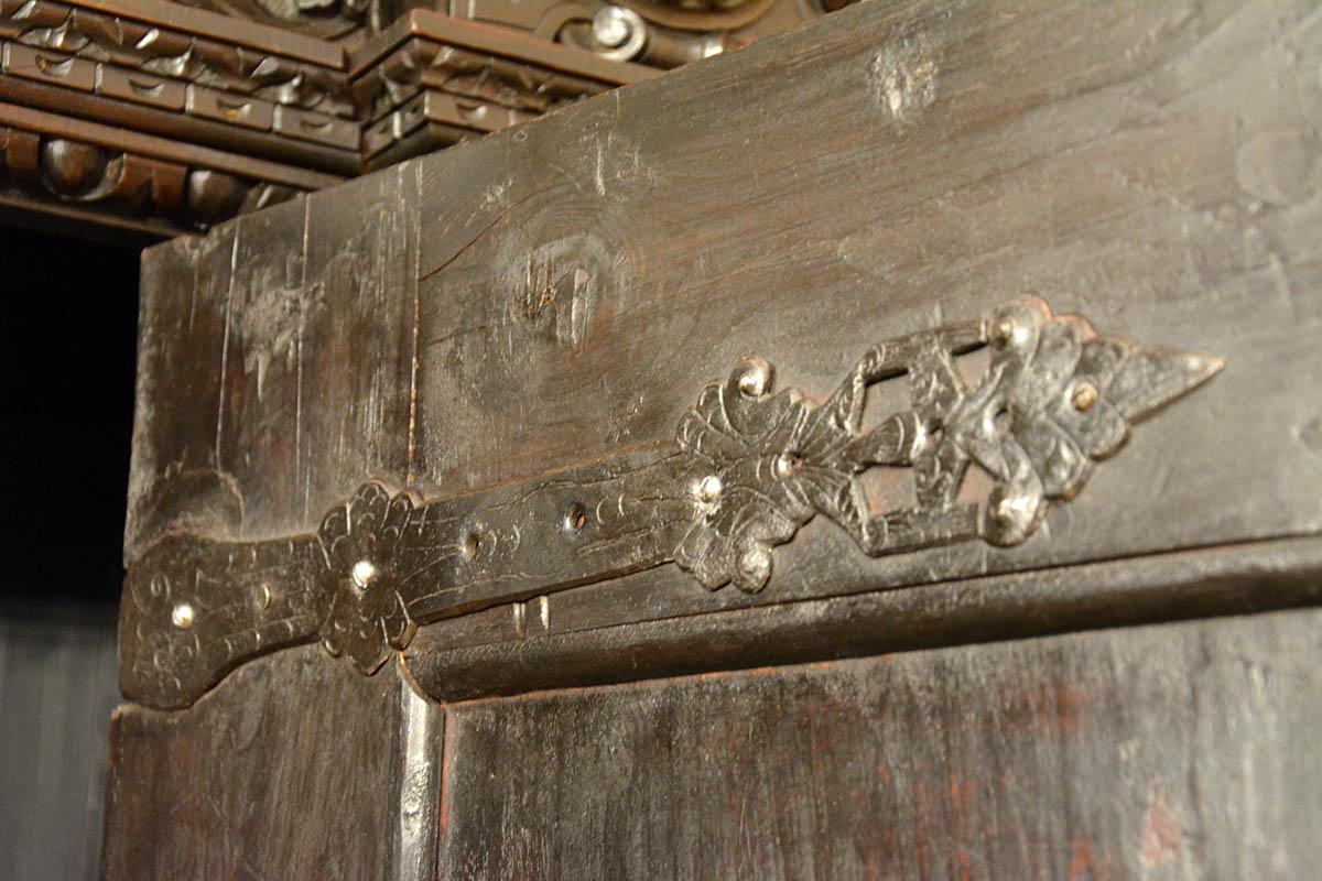 18th Century Renaissance Revival Carved Walnut Wardorbe For Sale 4
