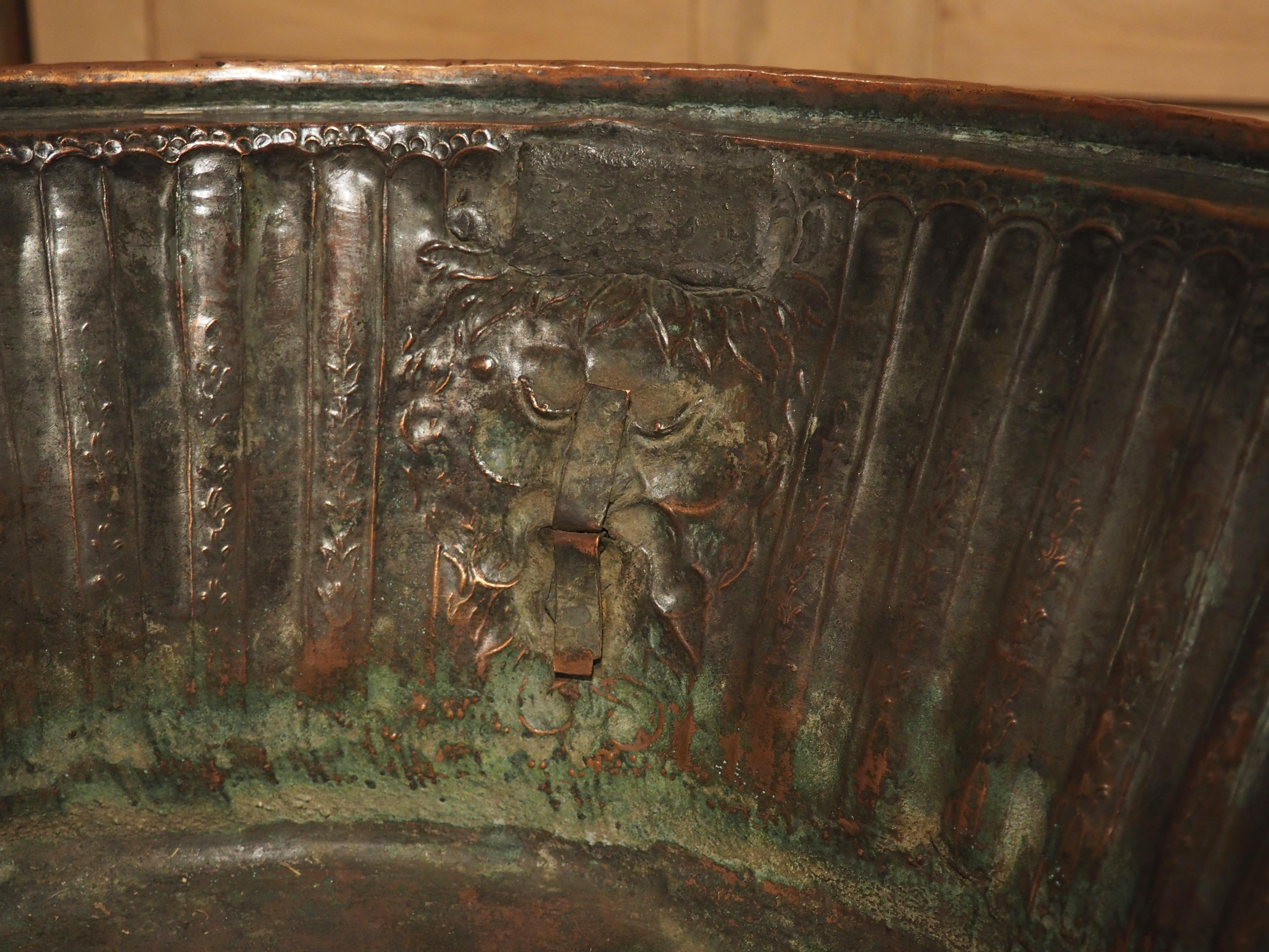 XVIIIe siècle et antérieur Chaudron en cuivre décoré à la repousse du 18ème siècle en provenance de France en vente
