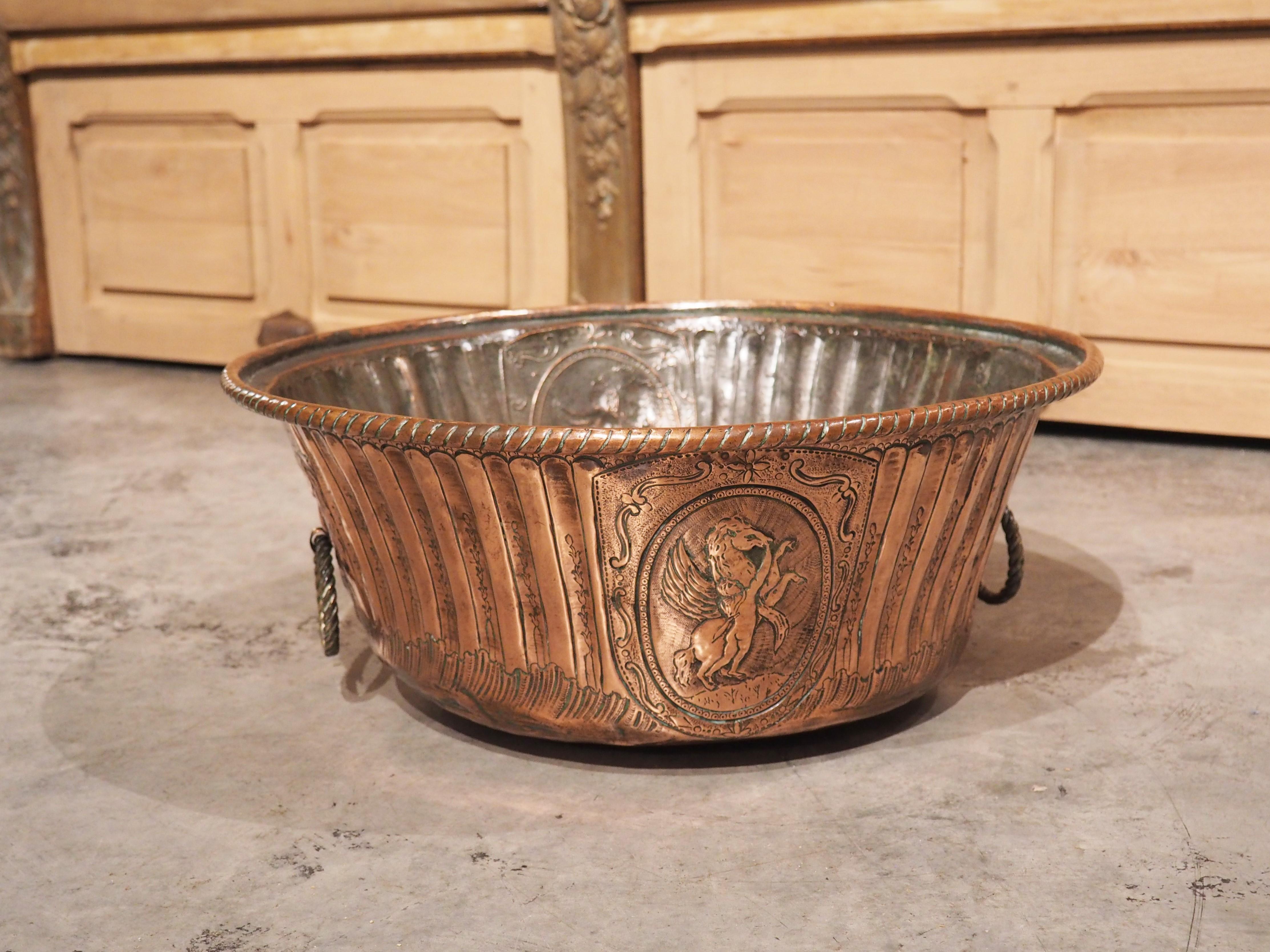 Métal Chaudron en cuivre décoré à la repousse du 18ème siècle en provenance de France en vente