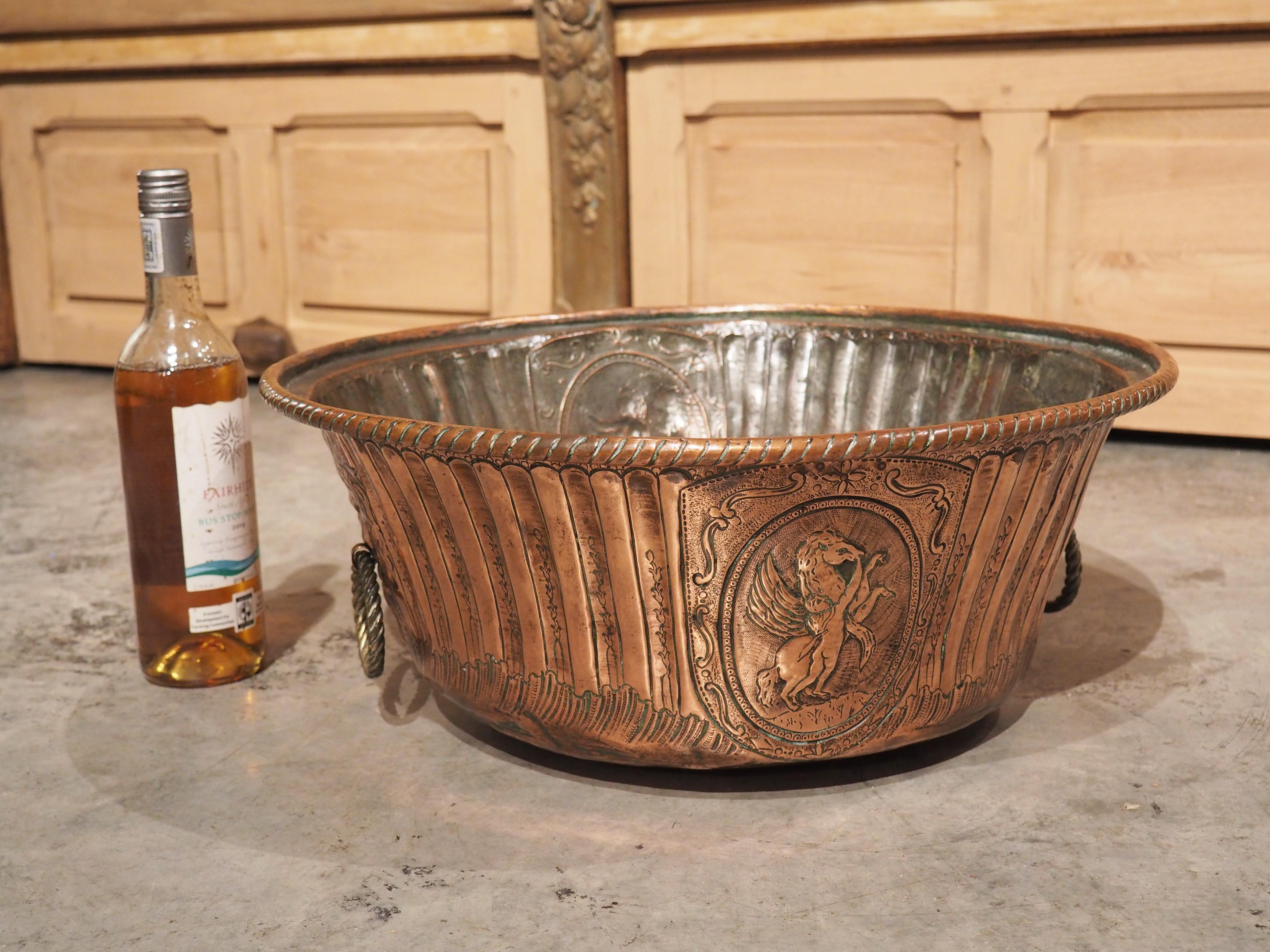 Chaudron en cuivre décoré à la repousse du 18ème siècle en provenance de France en vente 1