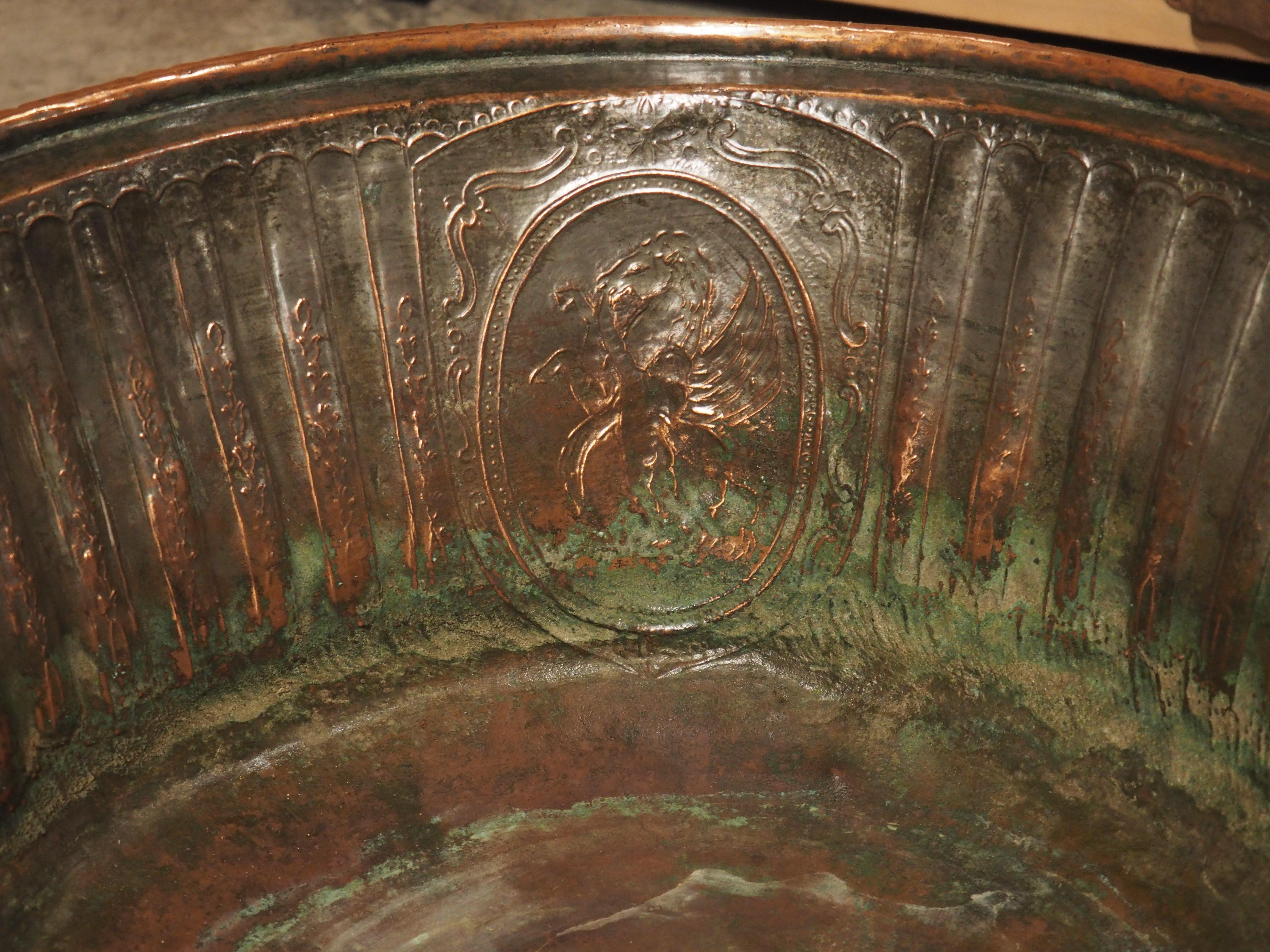 Dekorierter Kupfer Chaudron mit Repousse-Dekor aus Frankreich, 18. Jahrhundert (Französisch) im Angebot
