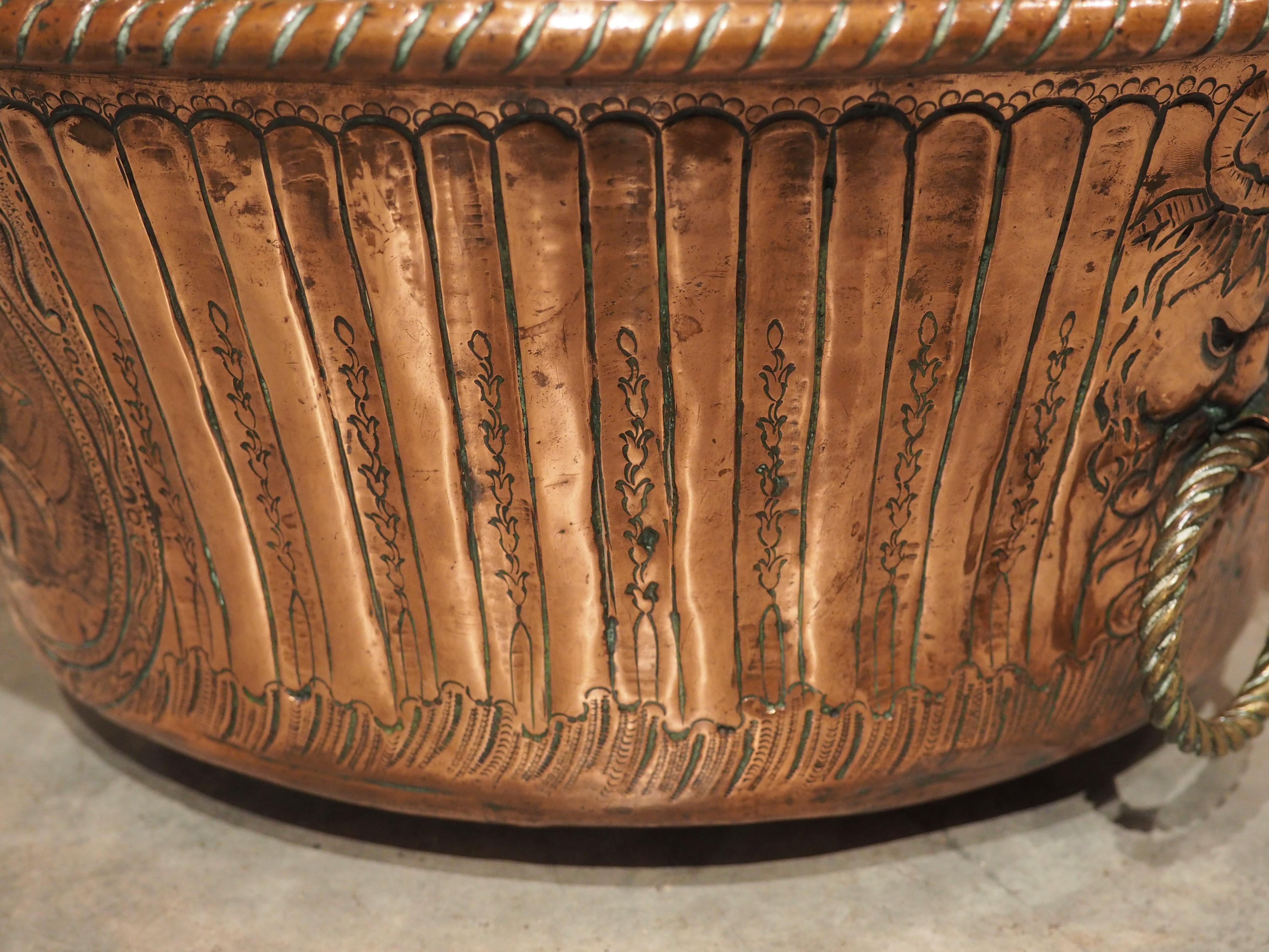 Français Chaudron en cuivre décoré à la repousse du 18ème siècle en provenance de France en vente